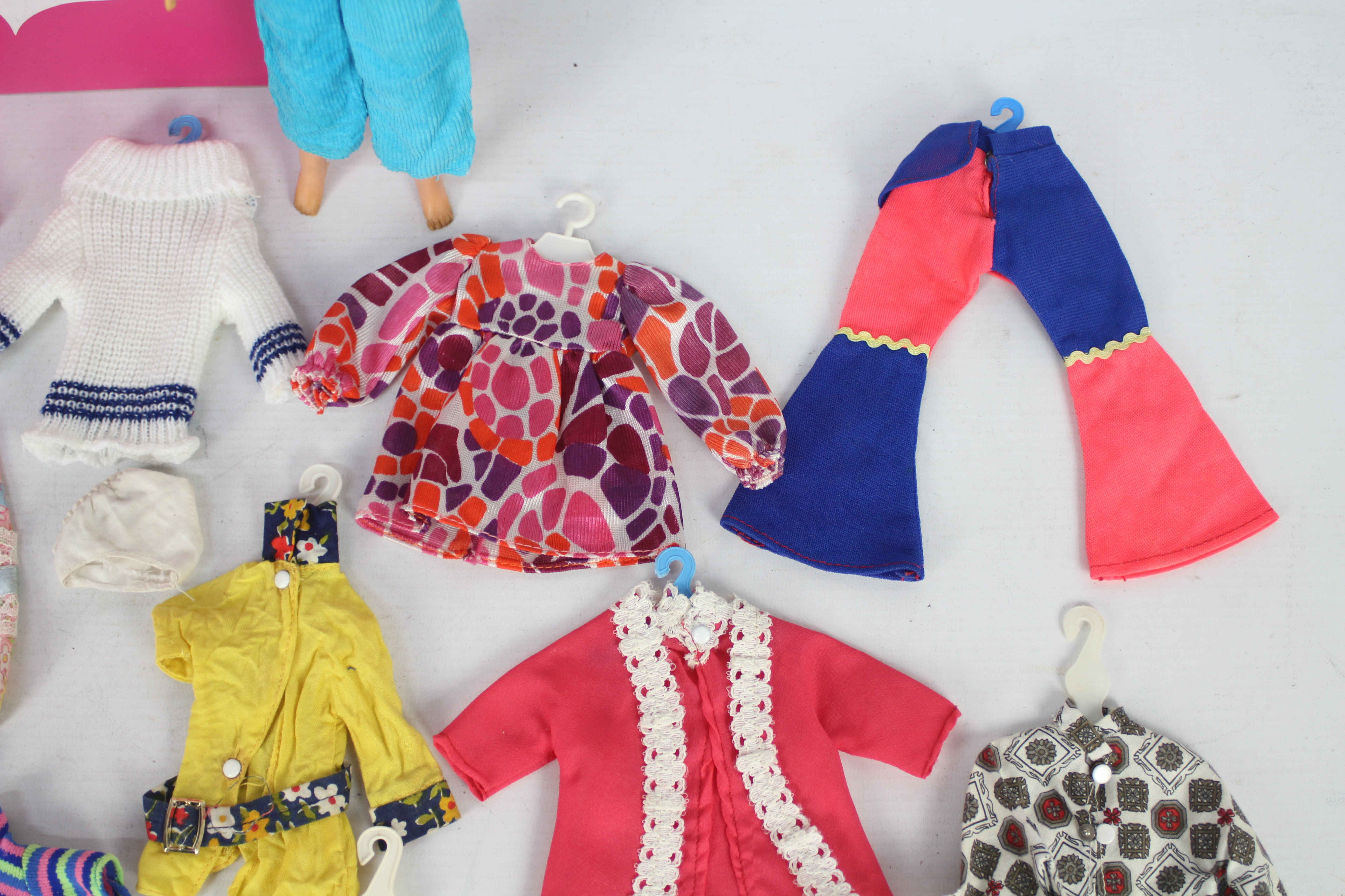 Sindy - A vintage Sindy carry case with doll and 12 x clothes hangers with outfits. - Image 6 of 7