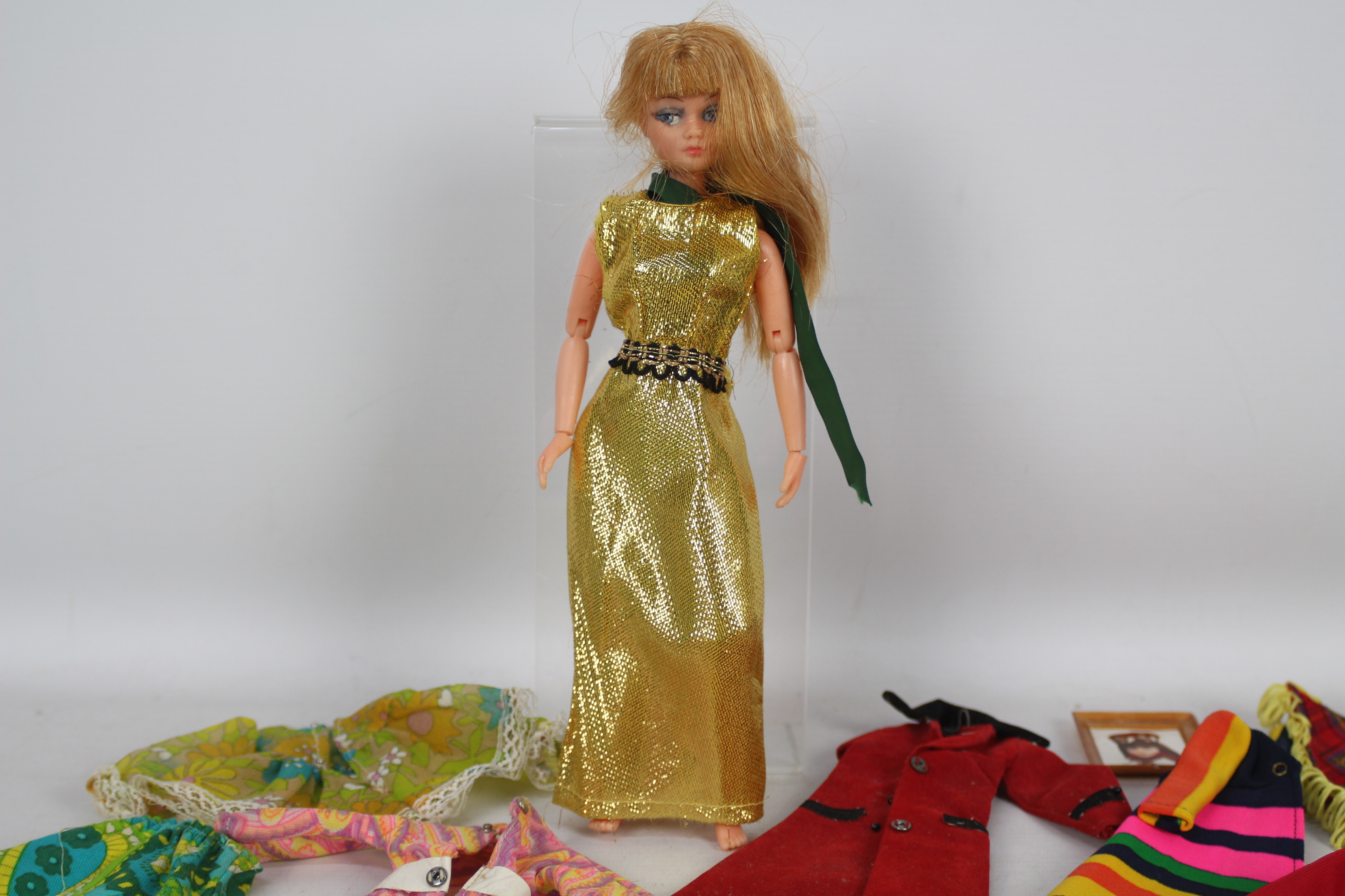 Palitoy - Action Girl - A vintage Action Girl doll with clothing and accessories. - Image 2 of 8