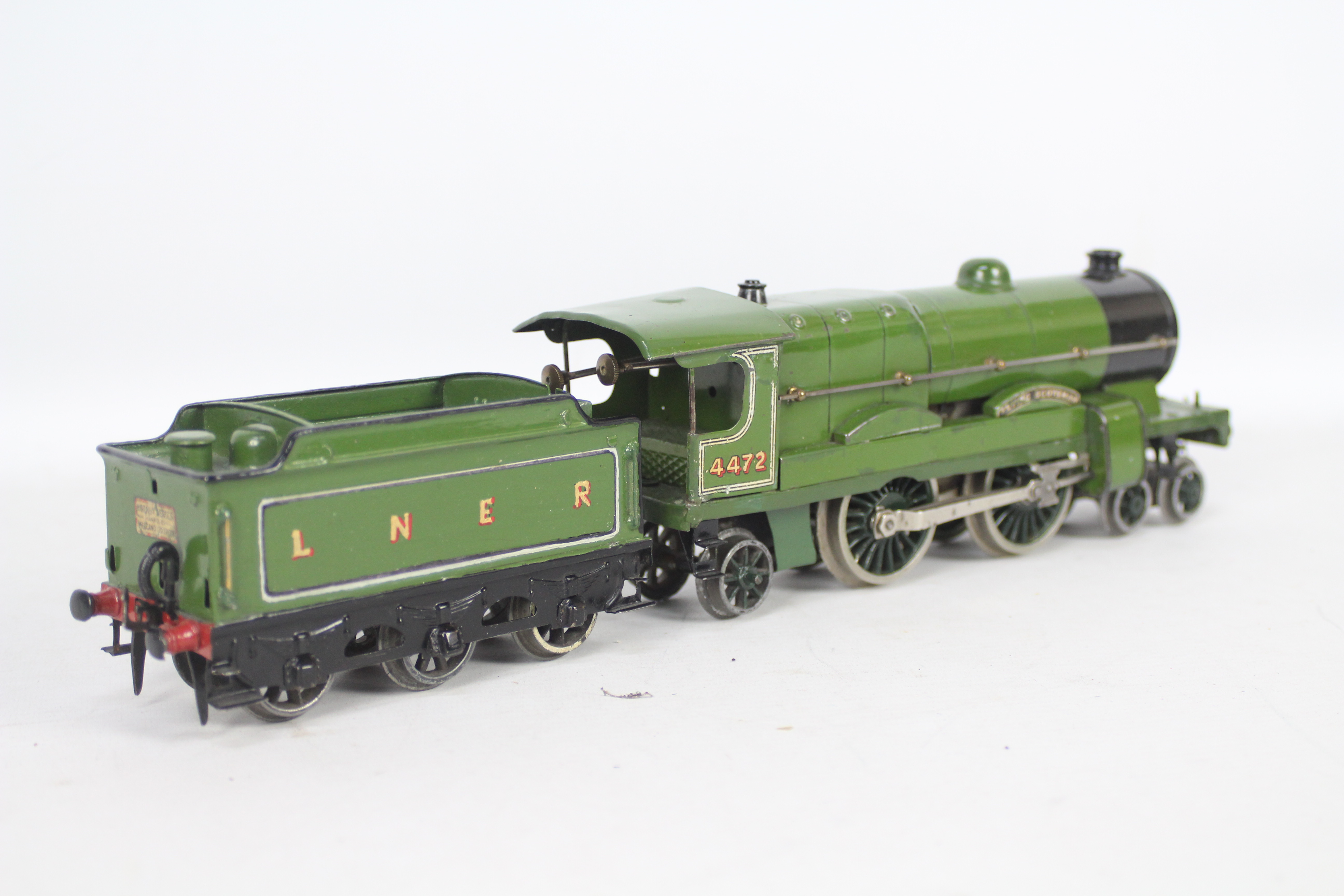 Hornby - A pre war Clockwork O Gauge Flying Scotsman loco number 4472 in LNER Green. - Image 3 of 3