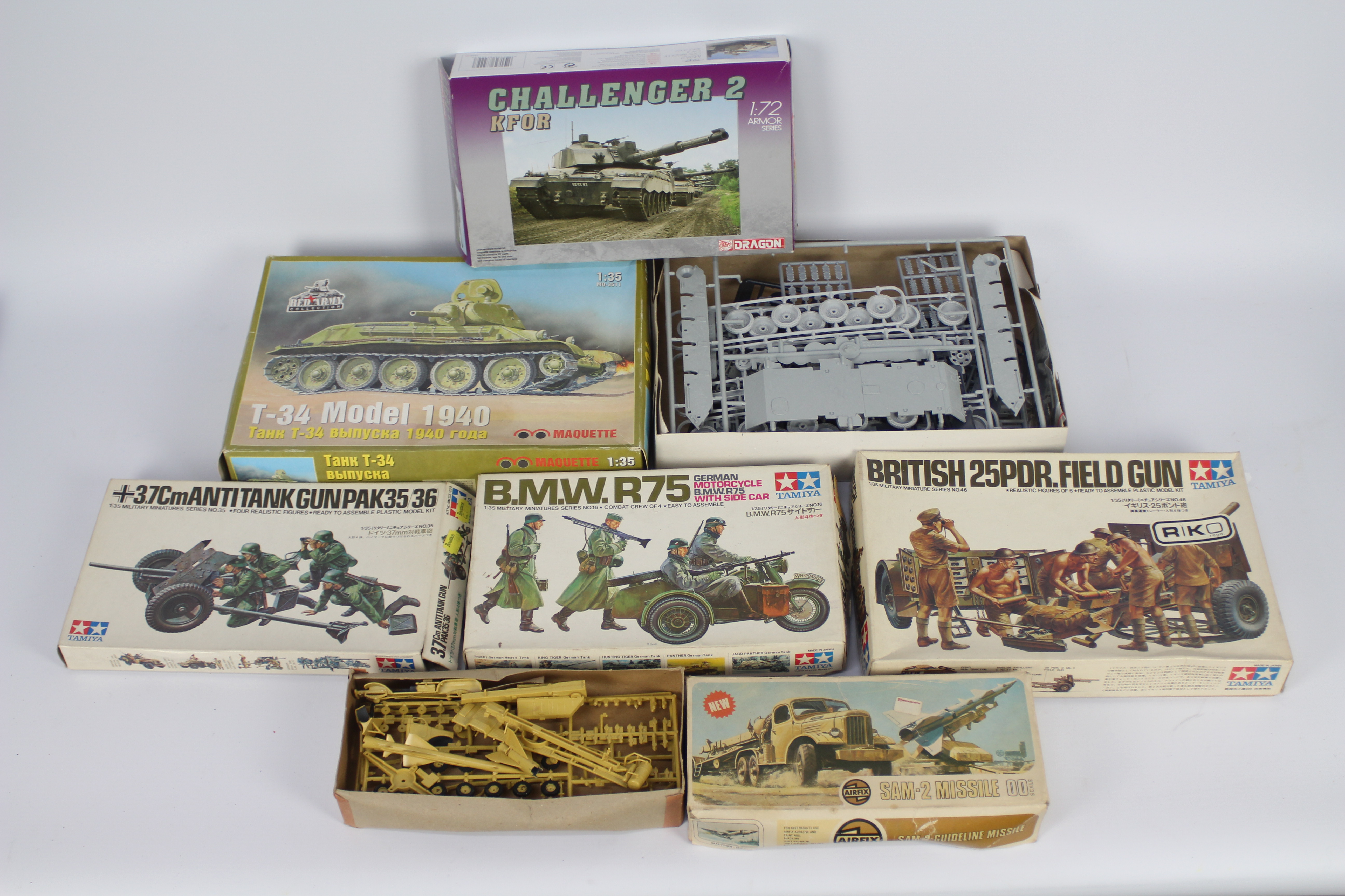 Maquette, Tamiya, Dragon, Airfix - Six boxed plastic military model kits.