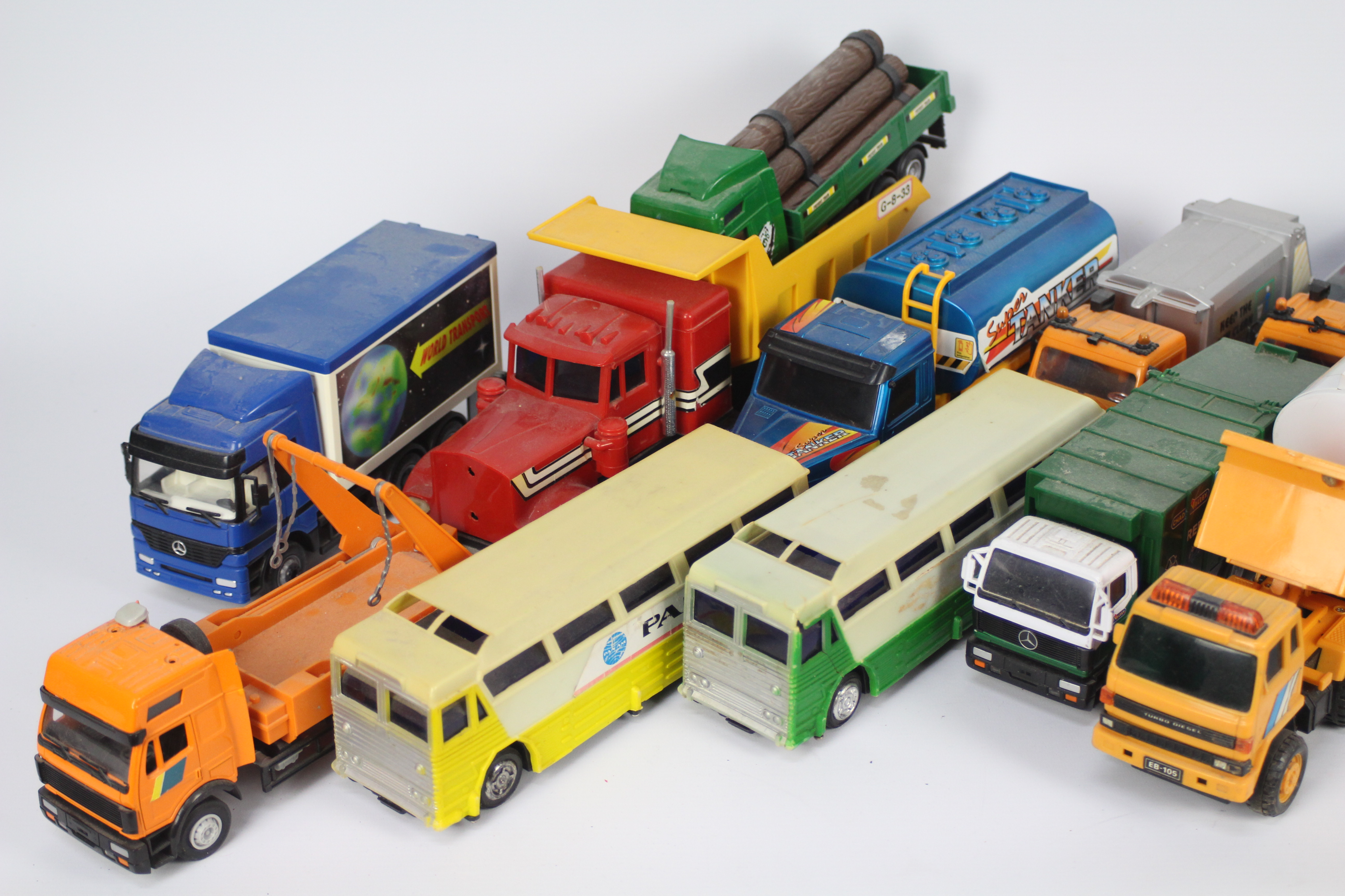 NewRay - Hongwell - Chad Valley - 18 x truck models in various scales including a 1:32 Mercedes - Image 4 of 5