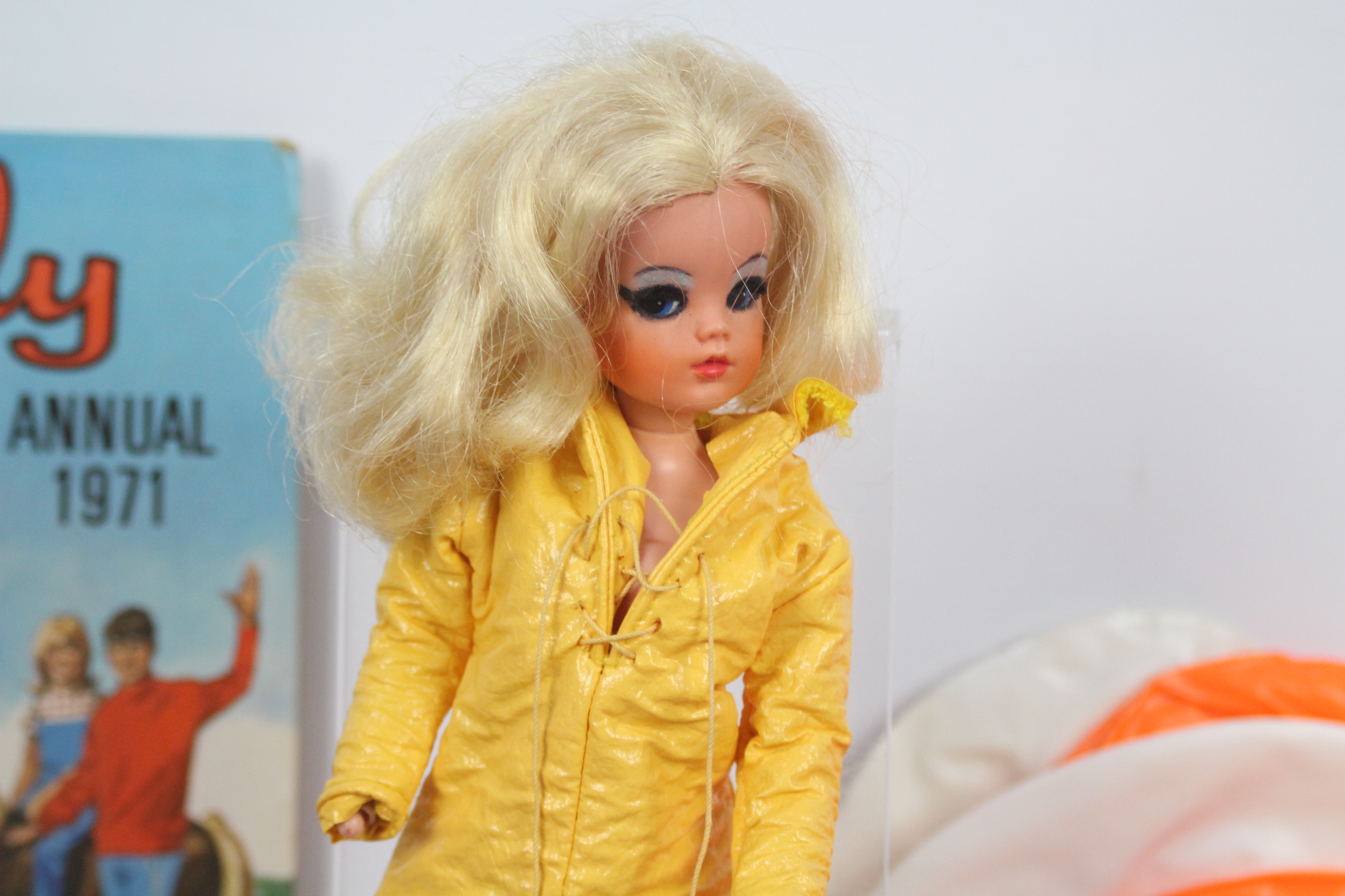 Sindy - A vintage Sindy doll with a large quantity of clothing and some accessories. - Image 3 of 9