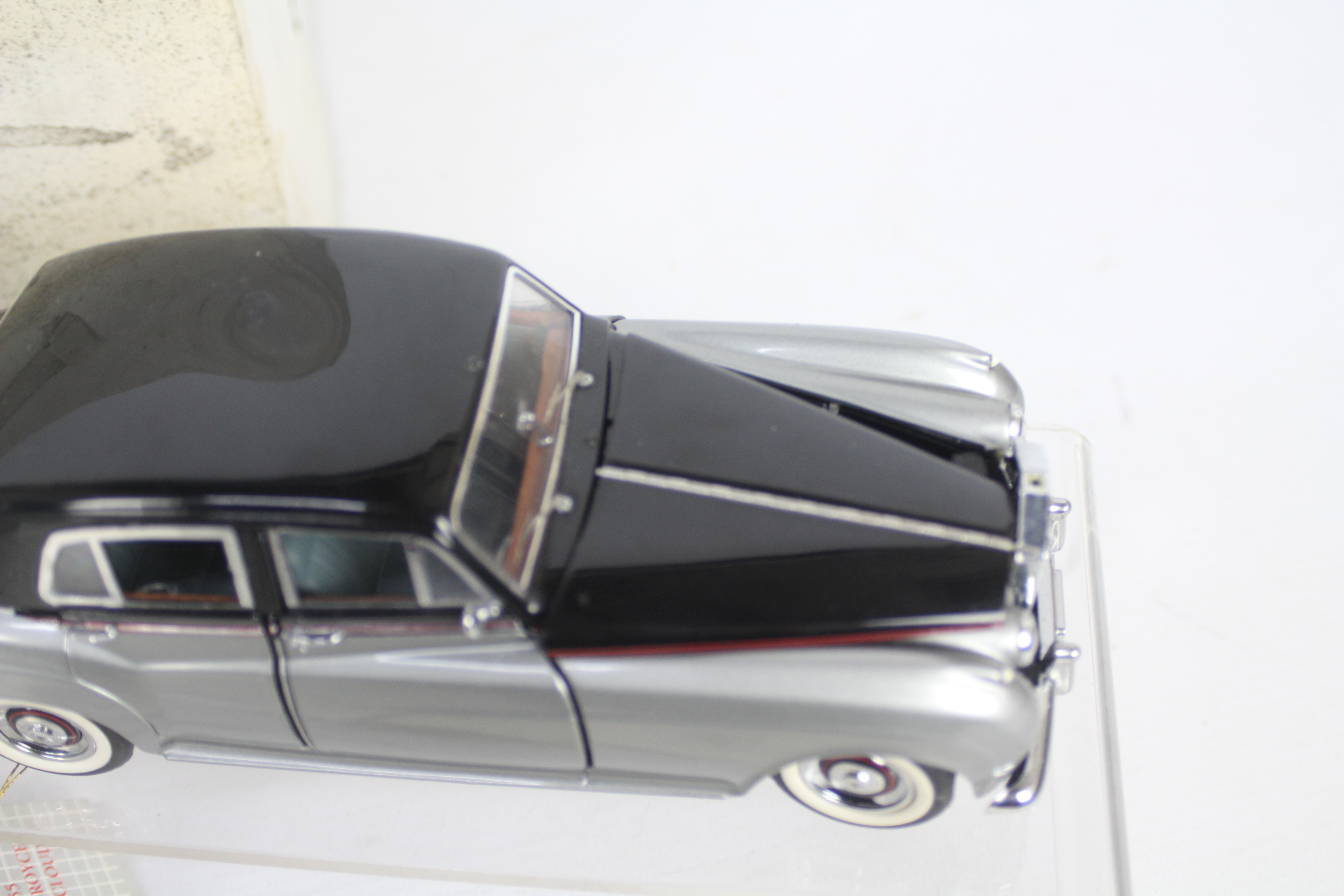Franklin Mint - A boxed 1:24 scale 1955 Rolls Royce Silver Cloud by Franklin Mint. - Image 3 of 5