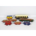 Hornby - A collection of 7 x items of O gauge rolling stock including a Pullman coach,