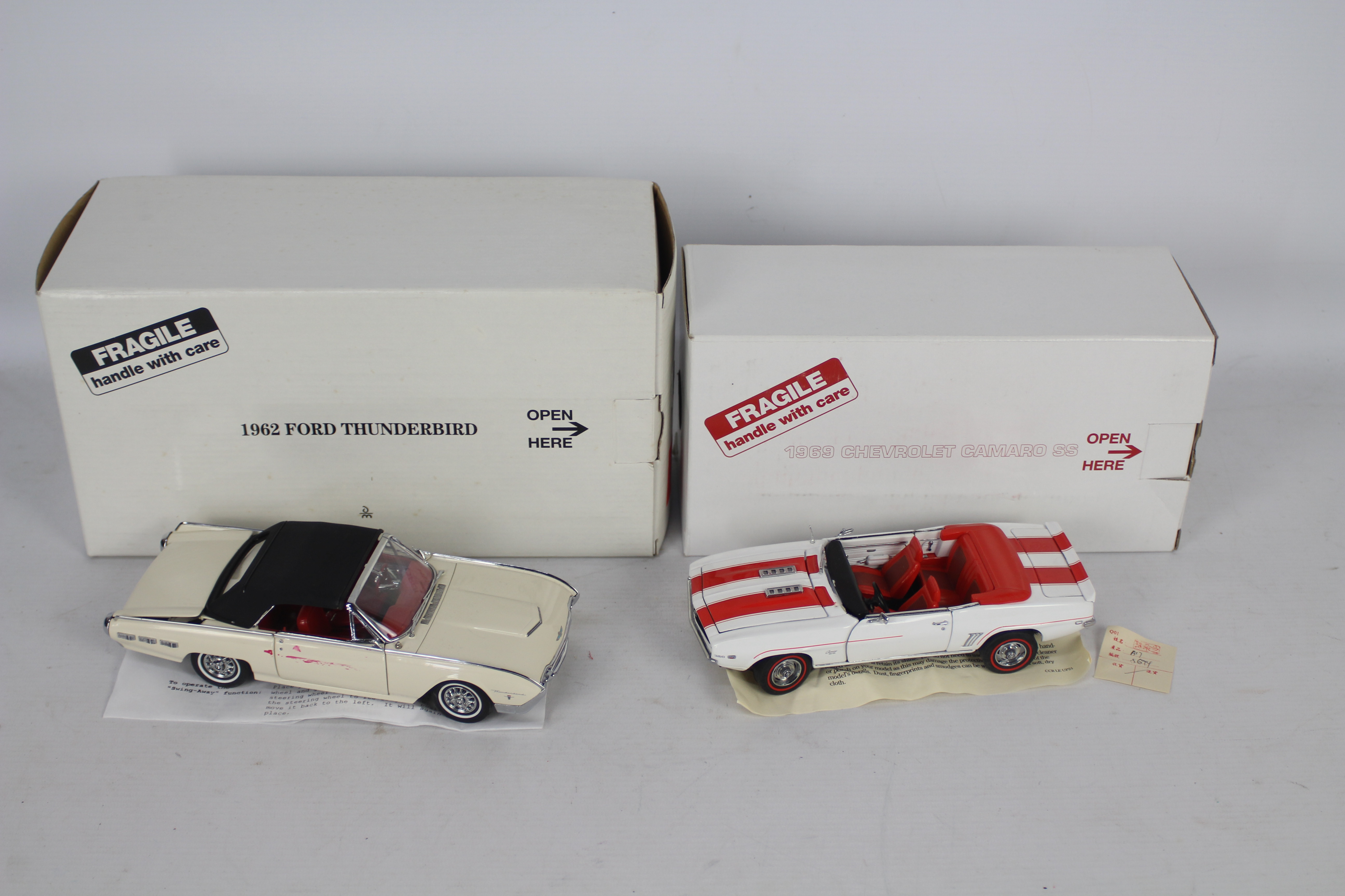 Danbury Mint - Two boxed Danbury Mint diecast 1:24 scale model cars.