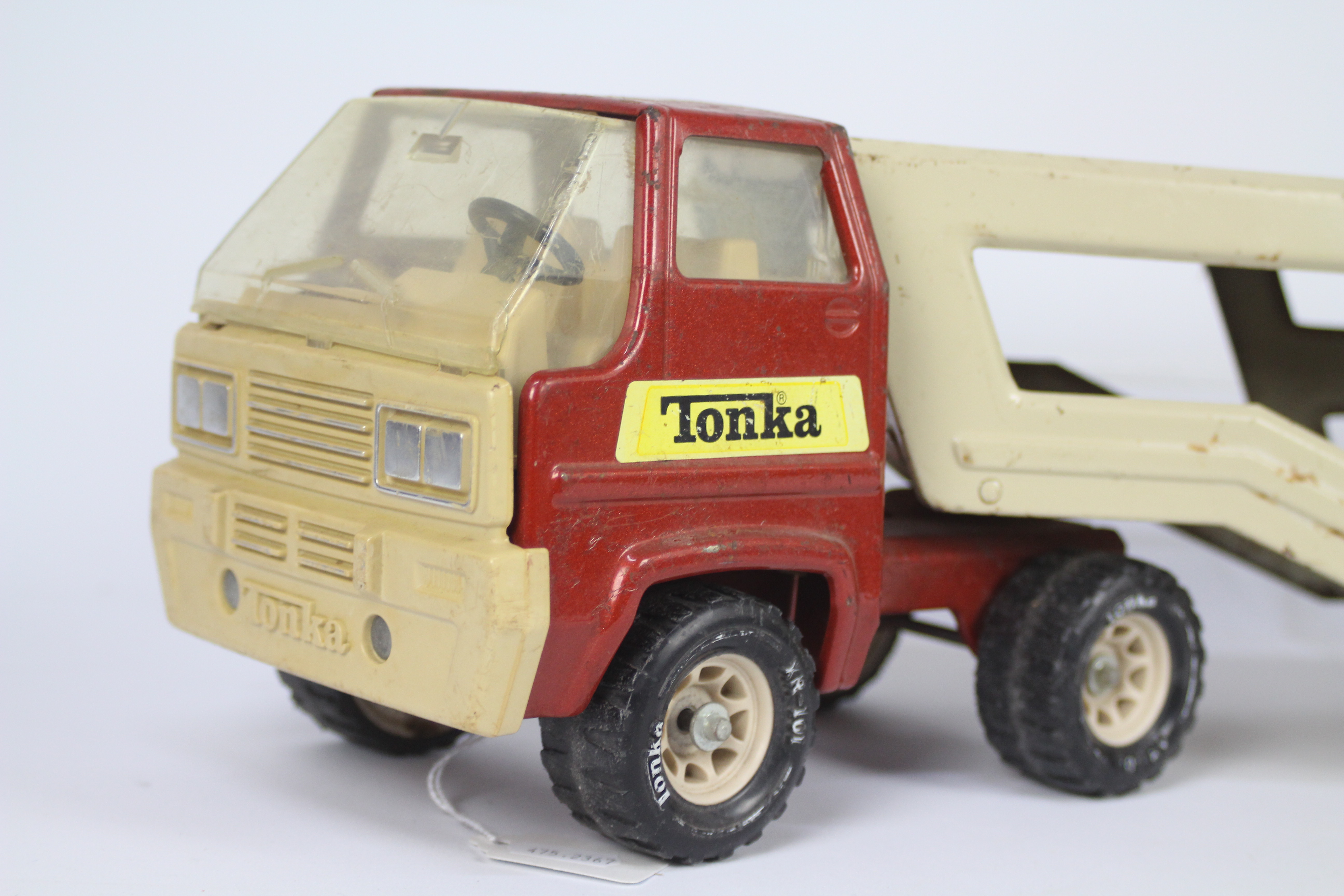 Tonka - A large vintage pressed steel Tonka car transporter which measure 69 cm in length. - Image 2 of 2