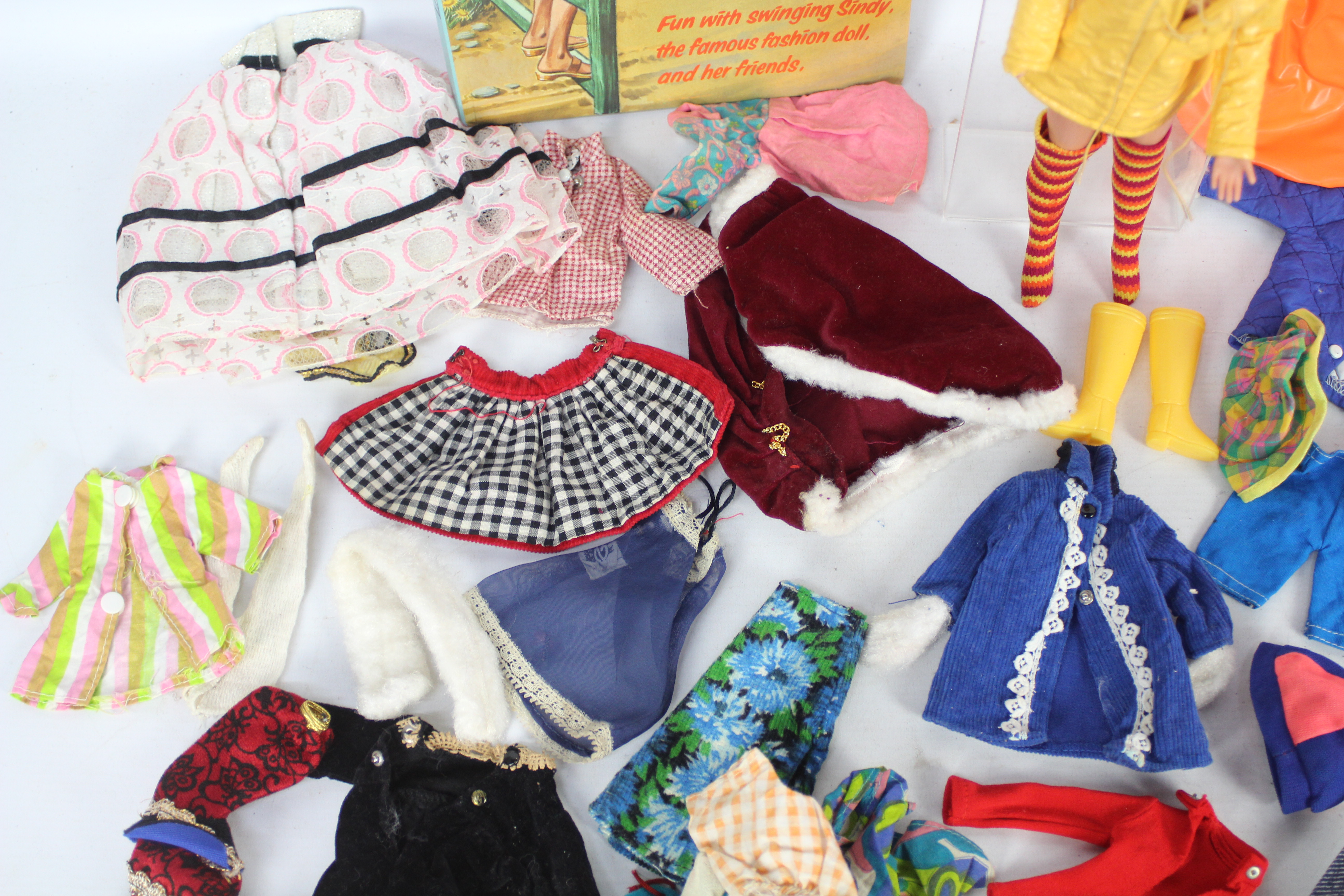 Sindy - A vintage Sindy doll with a large quantity of clothing and some accessories. - Image 5 of 9