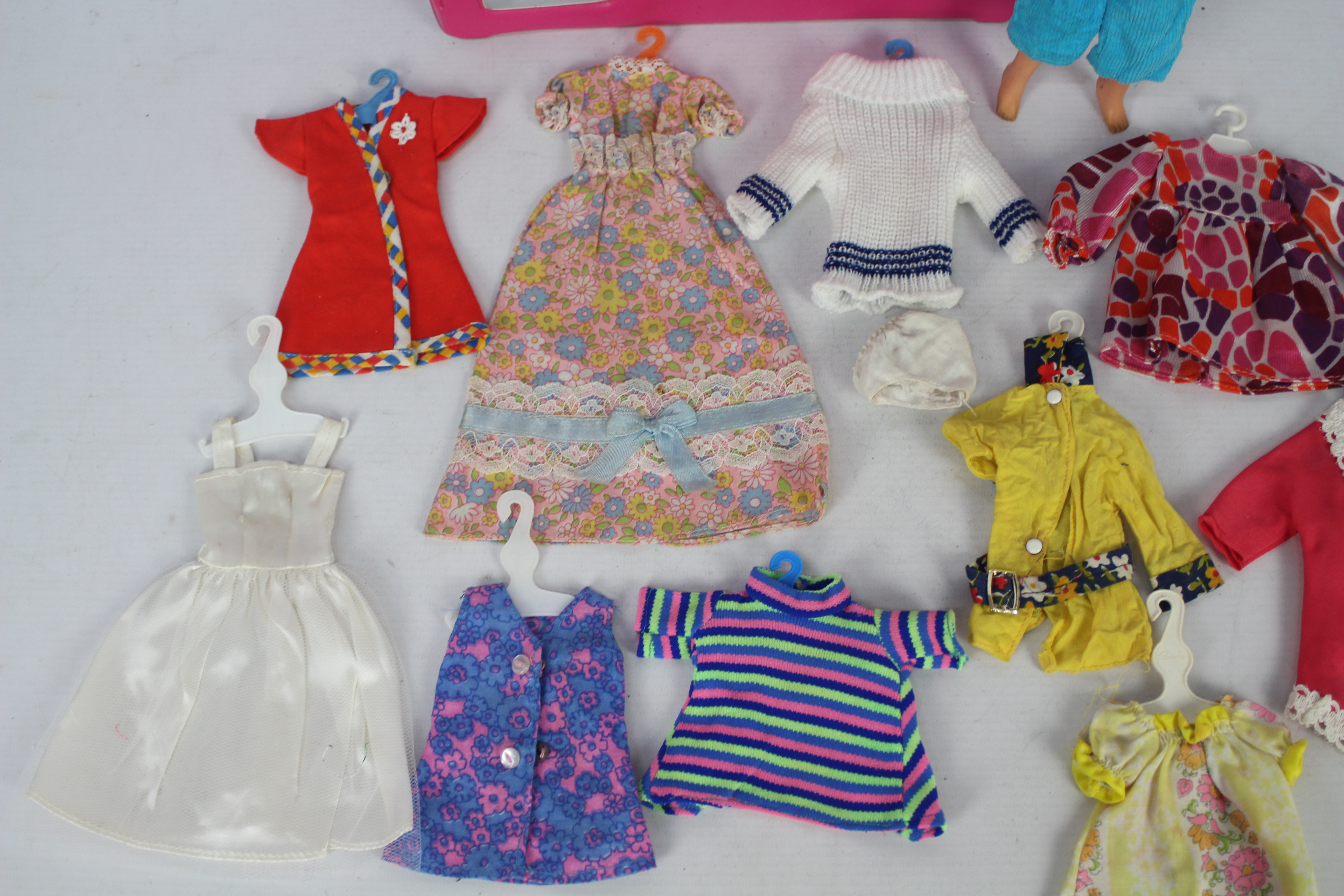 Sindy - A vintage Sindy carry case with doll and 12 x clothes hangers with outfits. - Image 4 of 7