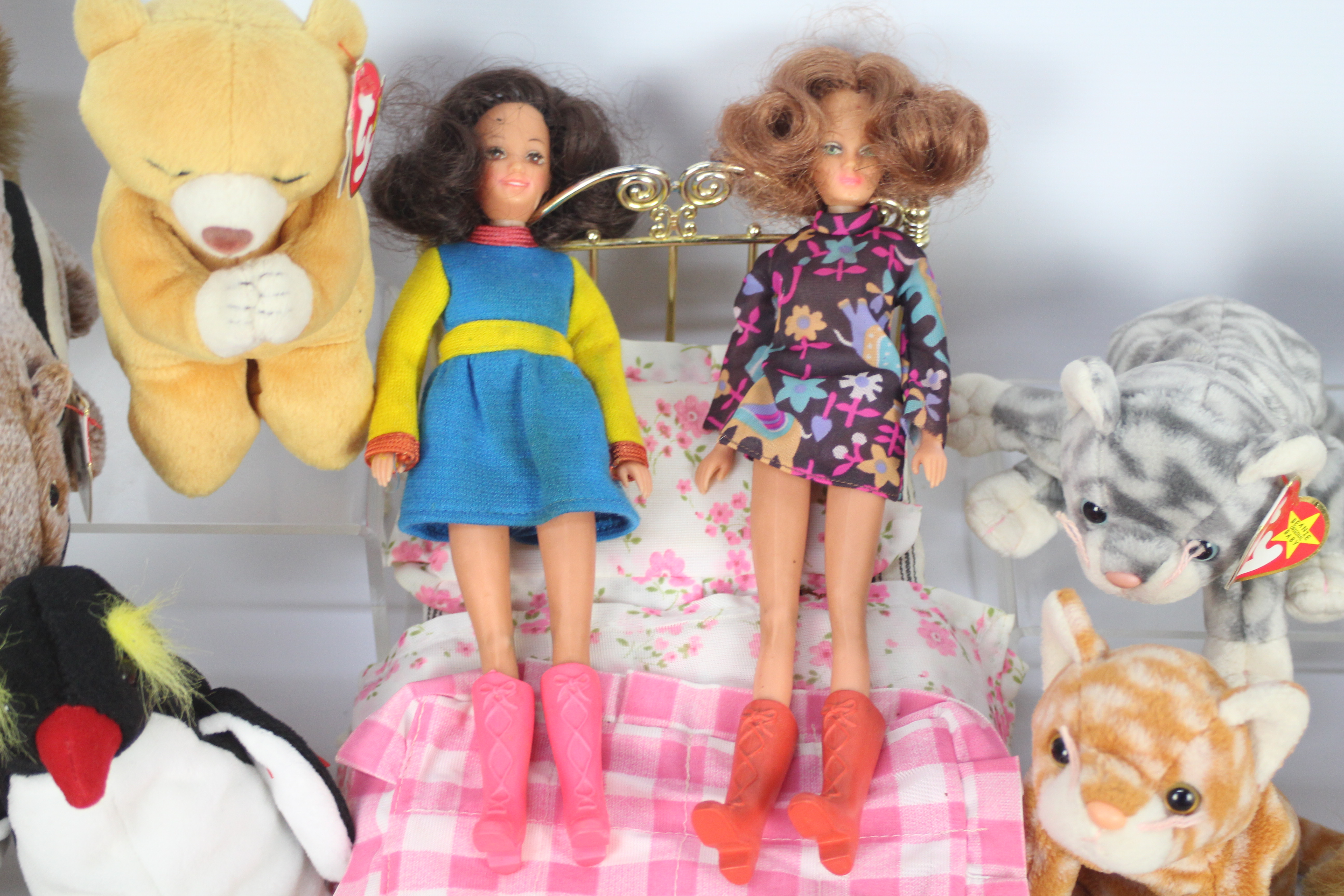 Ty - Hasbro - 2 x vintage Hasbro dolls with outfits and a bed along with 19 x Ty Beanie's. - Image 5 of 6