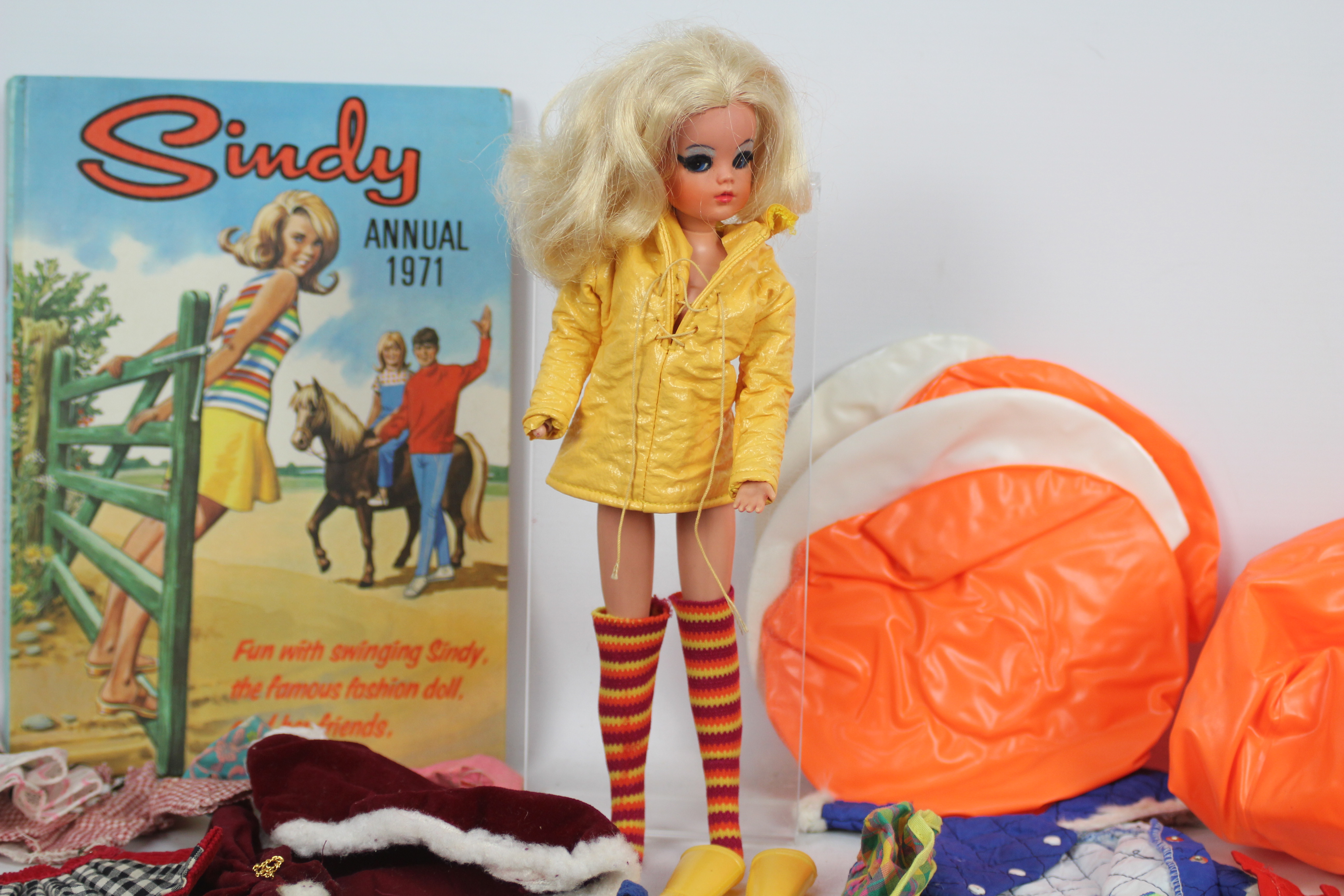 Sindy - A vintage Sindy doll with a large quantity of clothing and some accessories. - Image 2 of 9