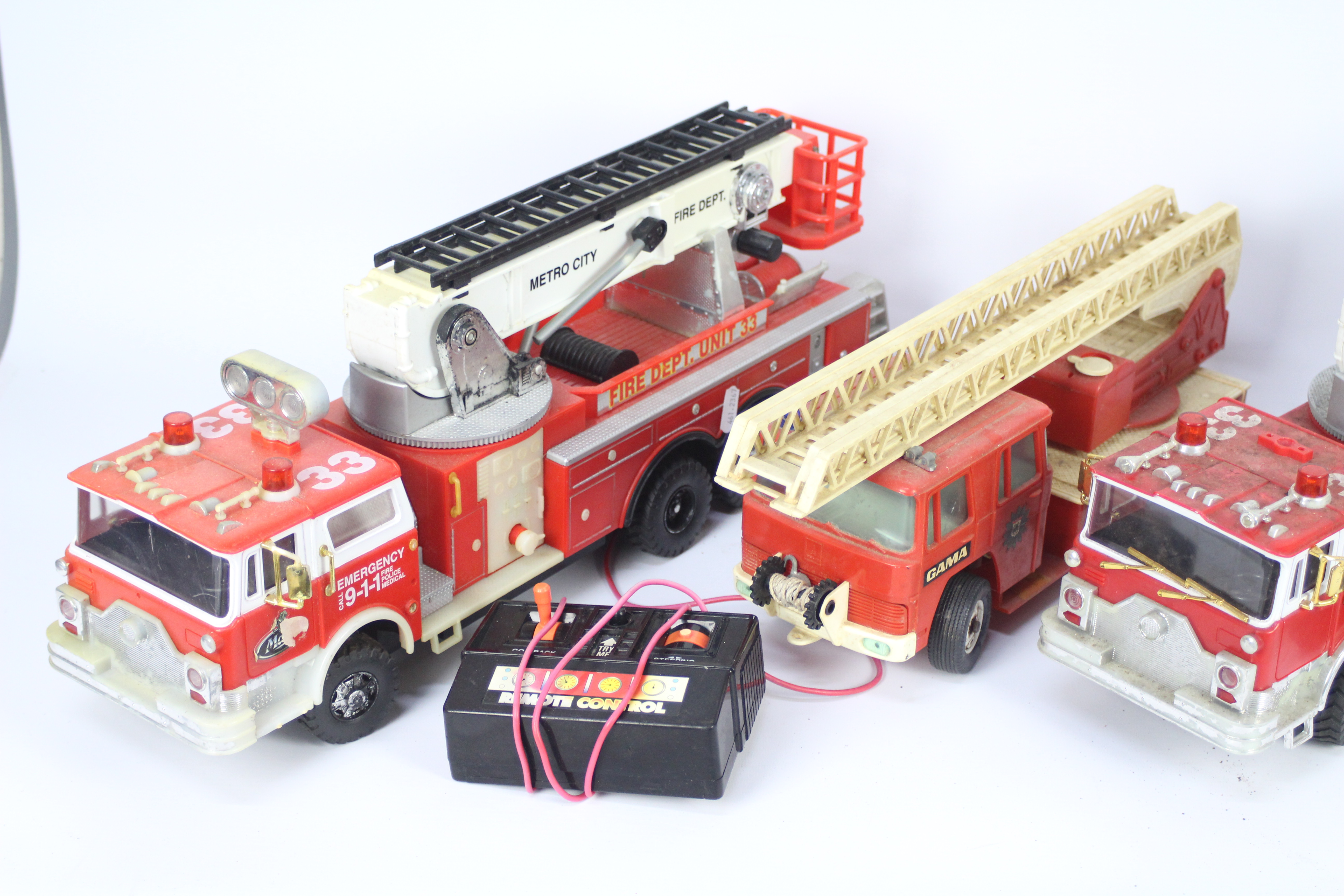 Gama - Scientific Toys - 3 x vintage remote control Fire Engines for restoration or spares, - Image 2 of 3