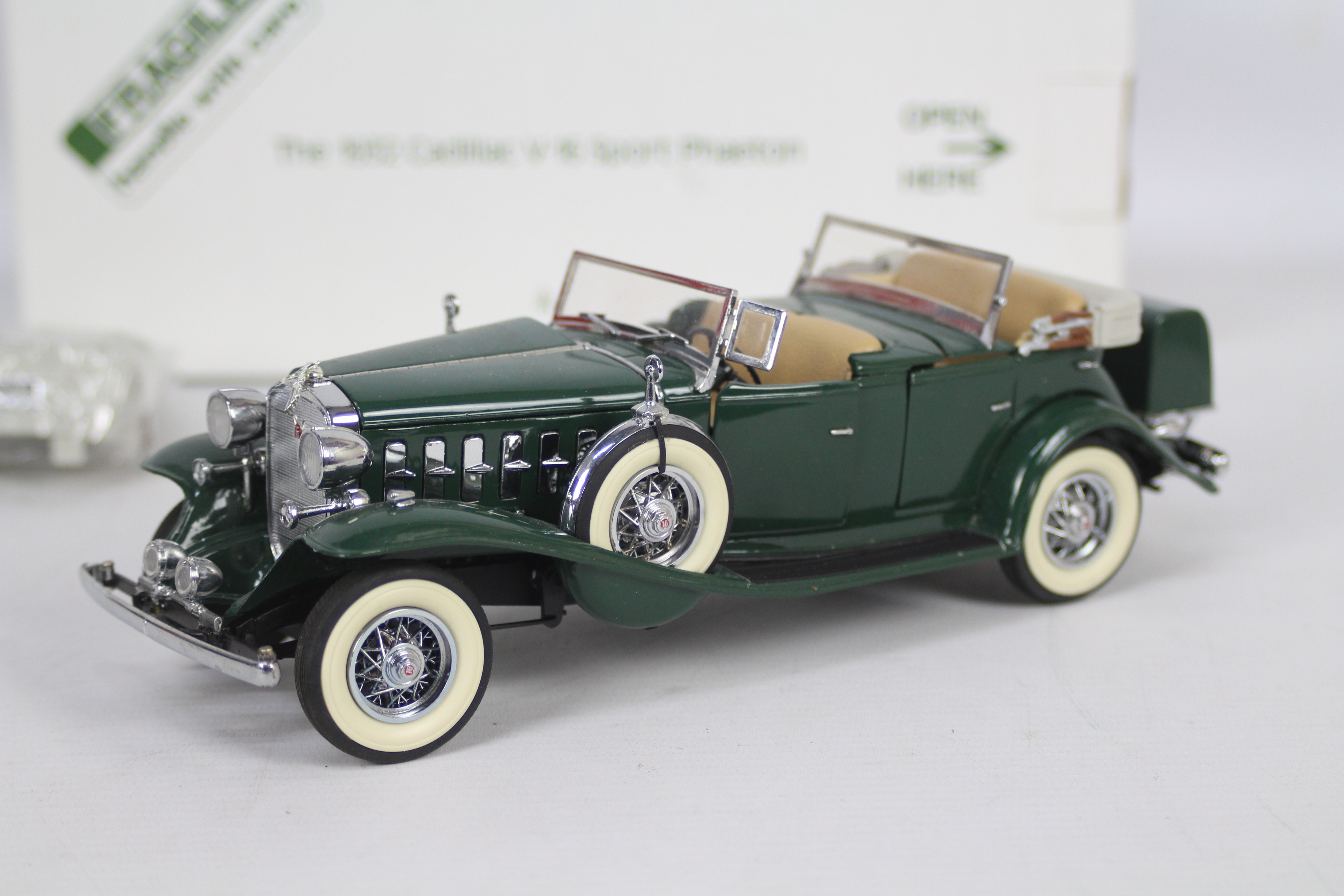 Danbury Mint - A boxed Danbury Mint diecast 1:24 scale 1932 Cadillac V-16 Sport Phaeton.. - Image 2 of 5