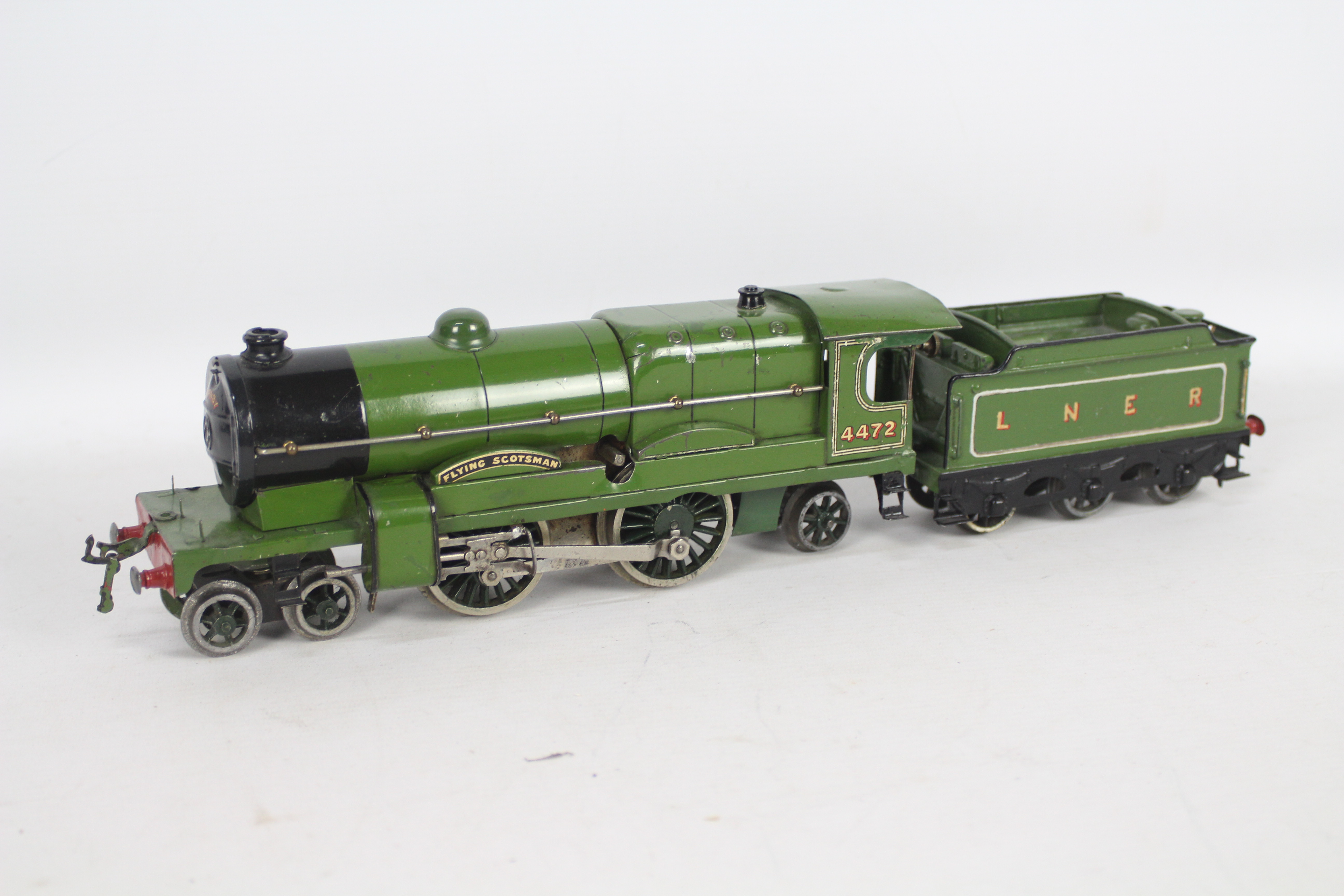 Hornby - A pre war Clockwork O Gauge Flying Scotsman loco number 4472 in LNER Green.