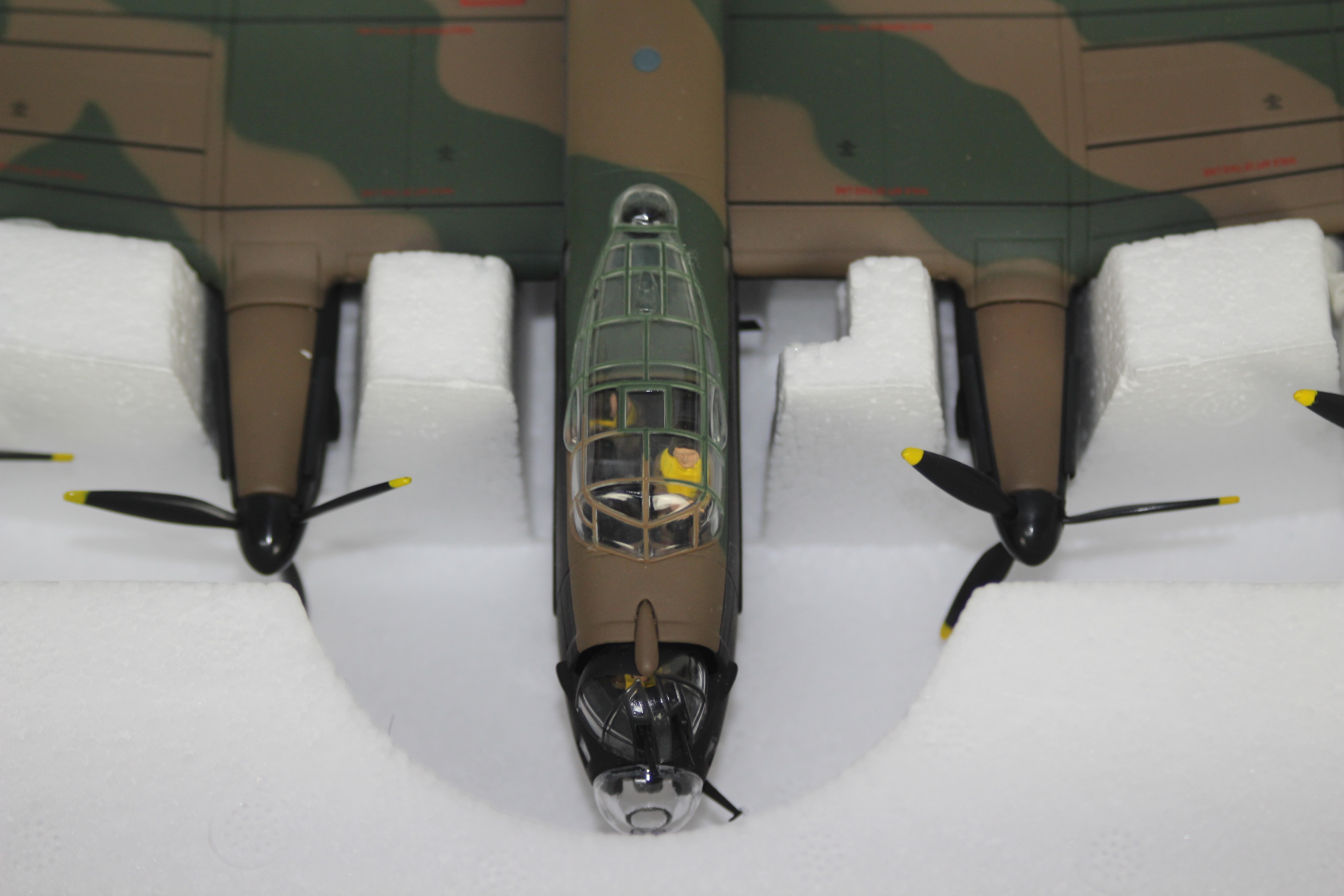 Corgi Aviation Archive - A boxed limited edition 1:72 scale AA32603 AVRO Lancaster R5508/KM-8 No. - Image 3 of 4