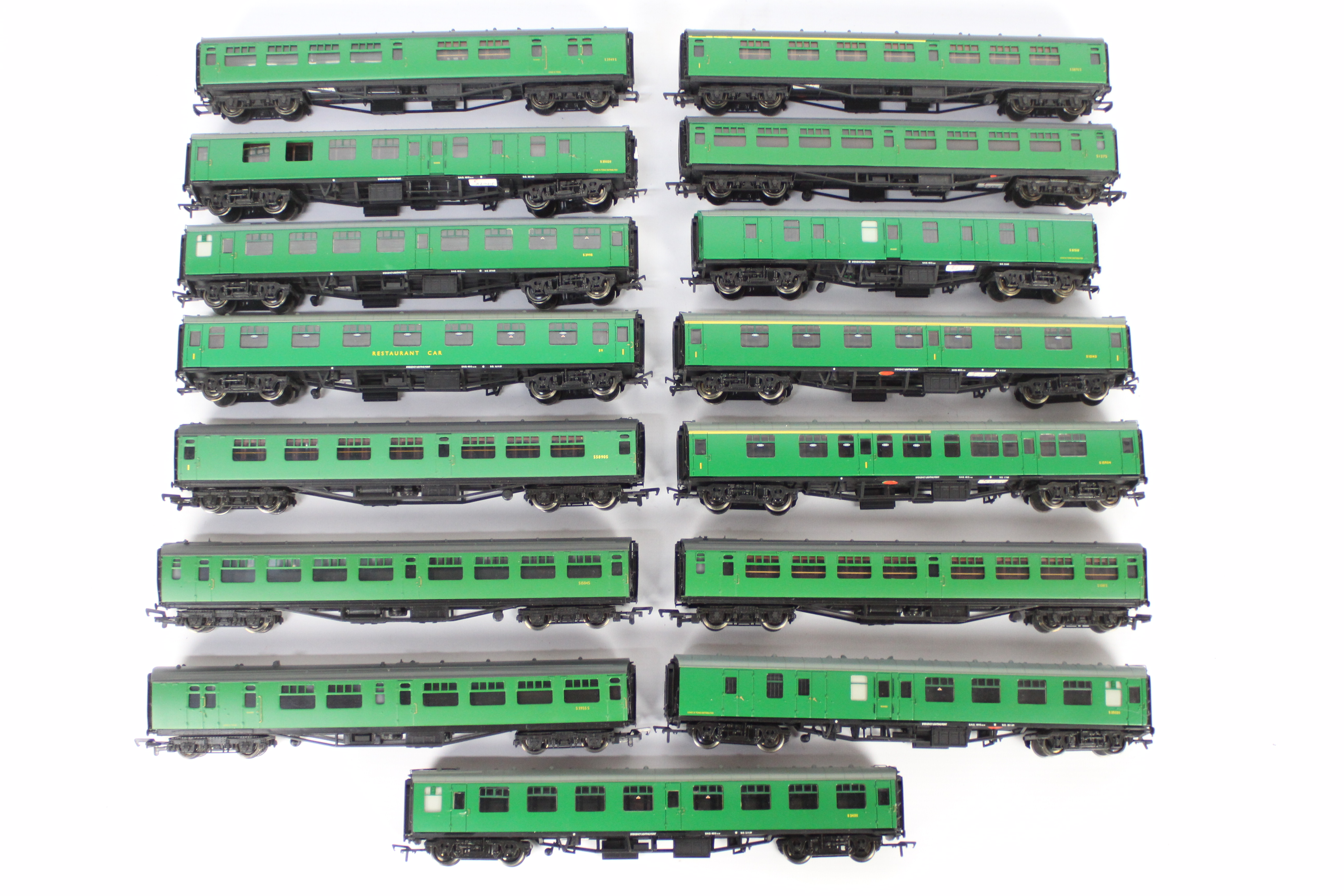 Bachmann - 15 unboxed OO gauge passenger coaches in BR green livery by Bachmann.