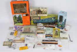 Gaugemaster - Kitmaster - JTT - Marklin - A collection of 50 x items of 00 and N gauge railway