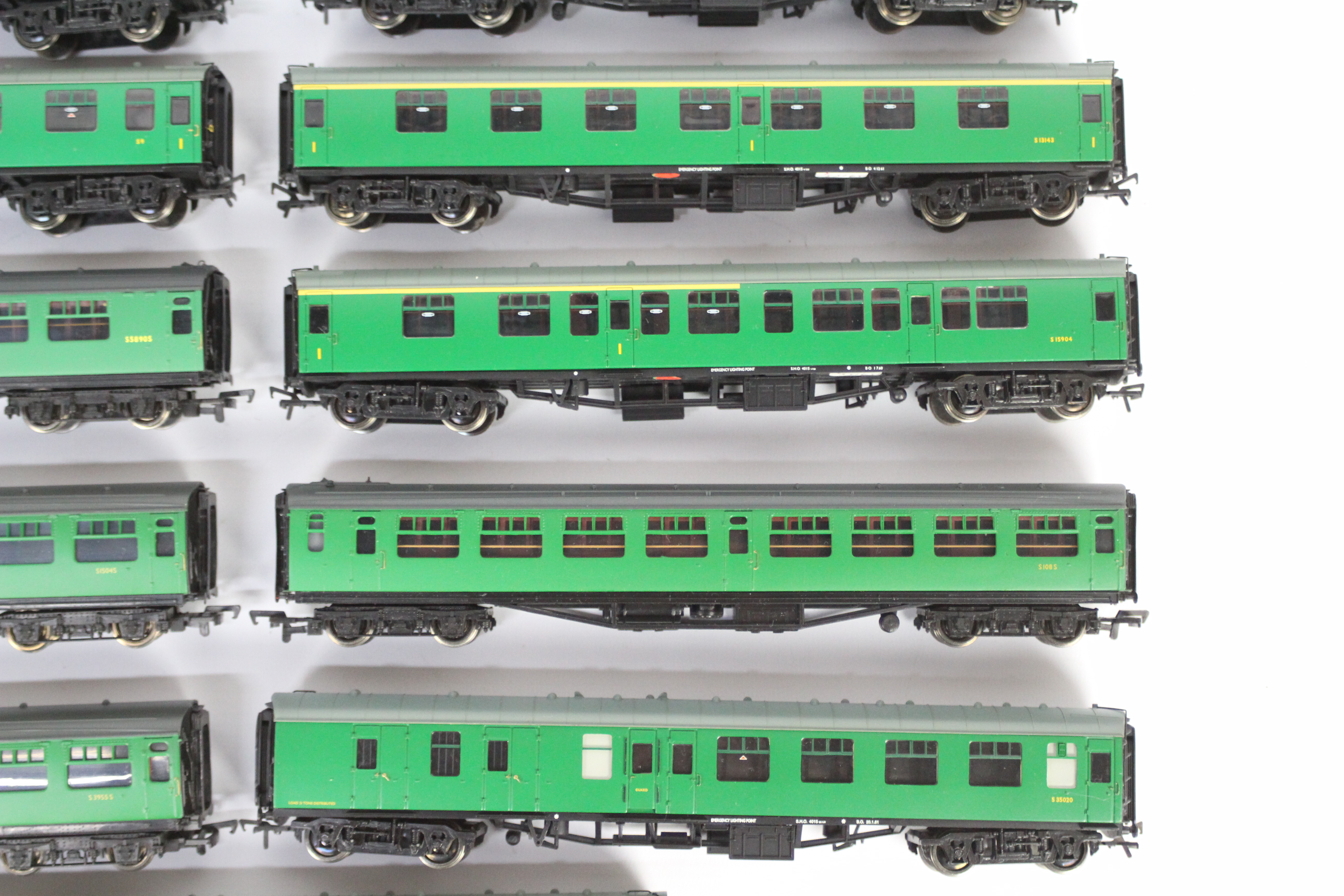 Bachmann - 15 unboxed OO gauge passenger coaches in BR green livery by Bachmann. - Image 2 of 4
