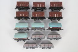 Bachmann - 14 unboxed OO gauge Shock Vans and China Clay Wagons by Bachmann.