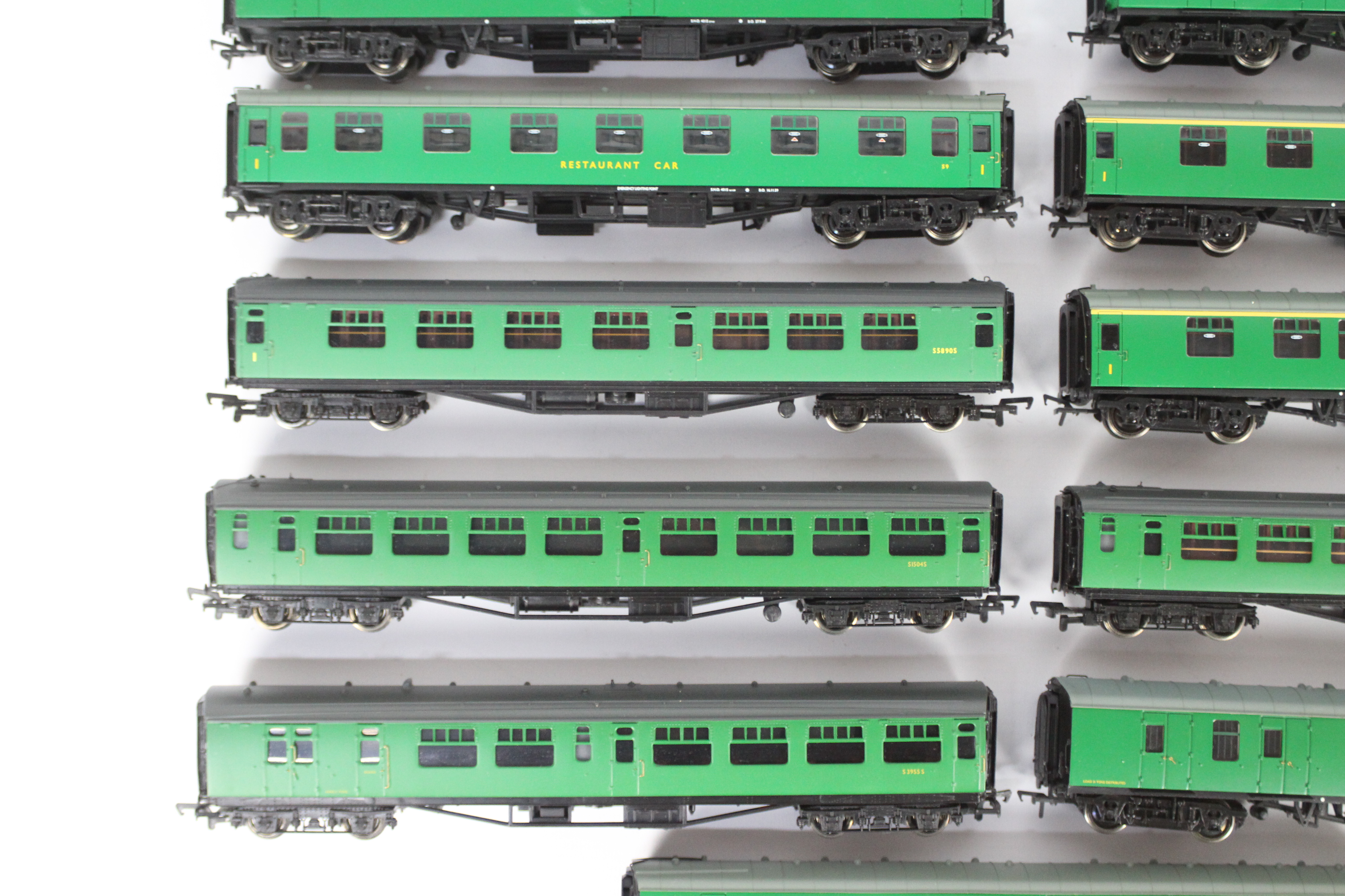 Bachmann - 15 unboxed OO gauge passenger coaches in BR green livery by Bachmann. - Image 3 of 4