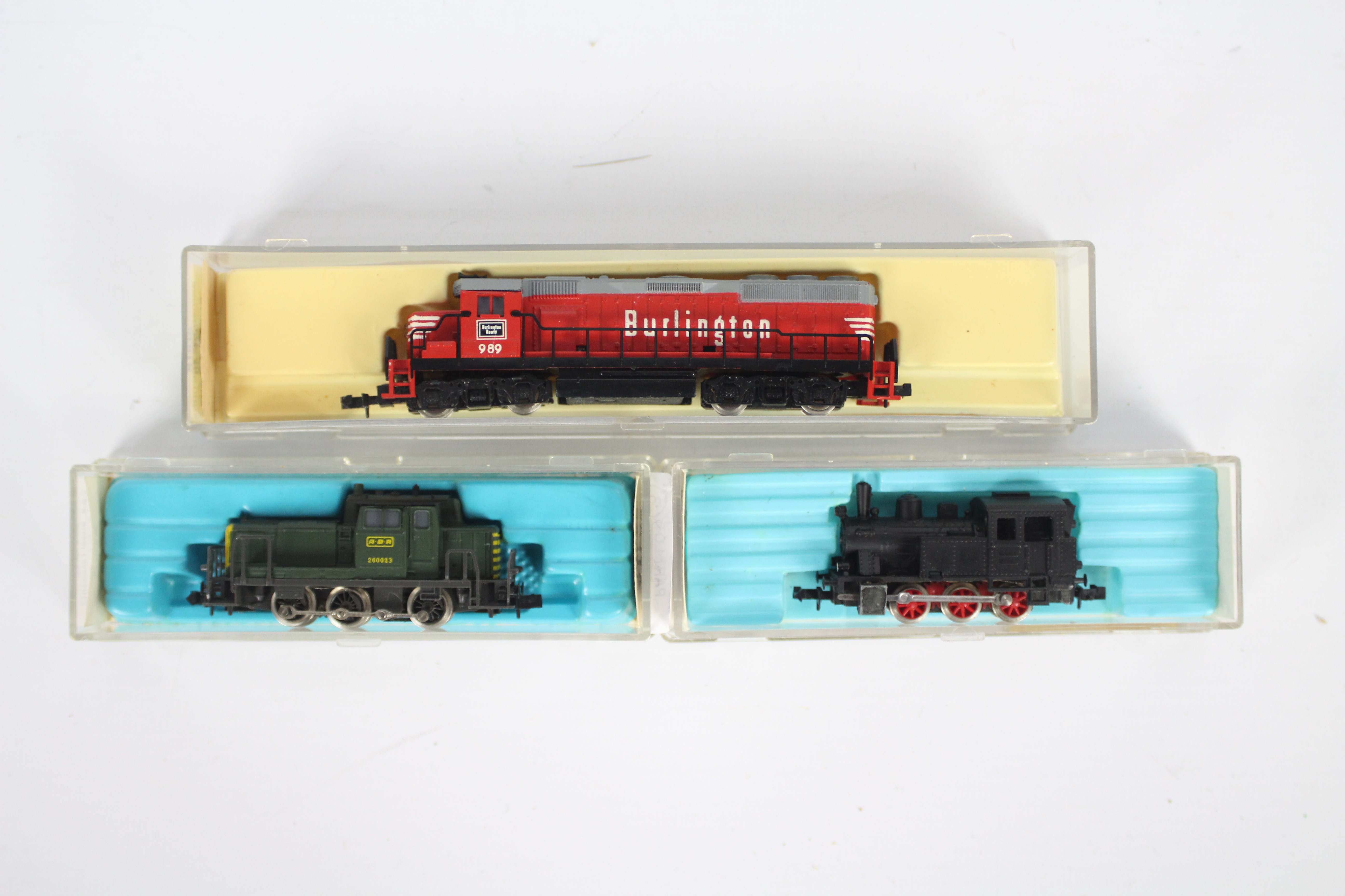 Atlas - Three boxed Atlas N gauge US and Continental locomotives.