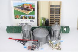 Kids Globe - New Ray - Britains - A boxed Slotsilo with cover in 1:32 scale with 3 x Vertical Silos,