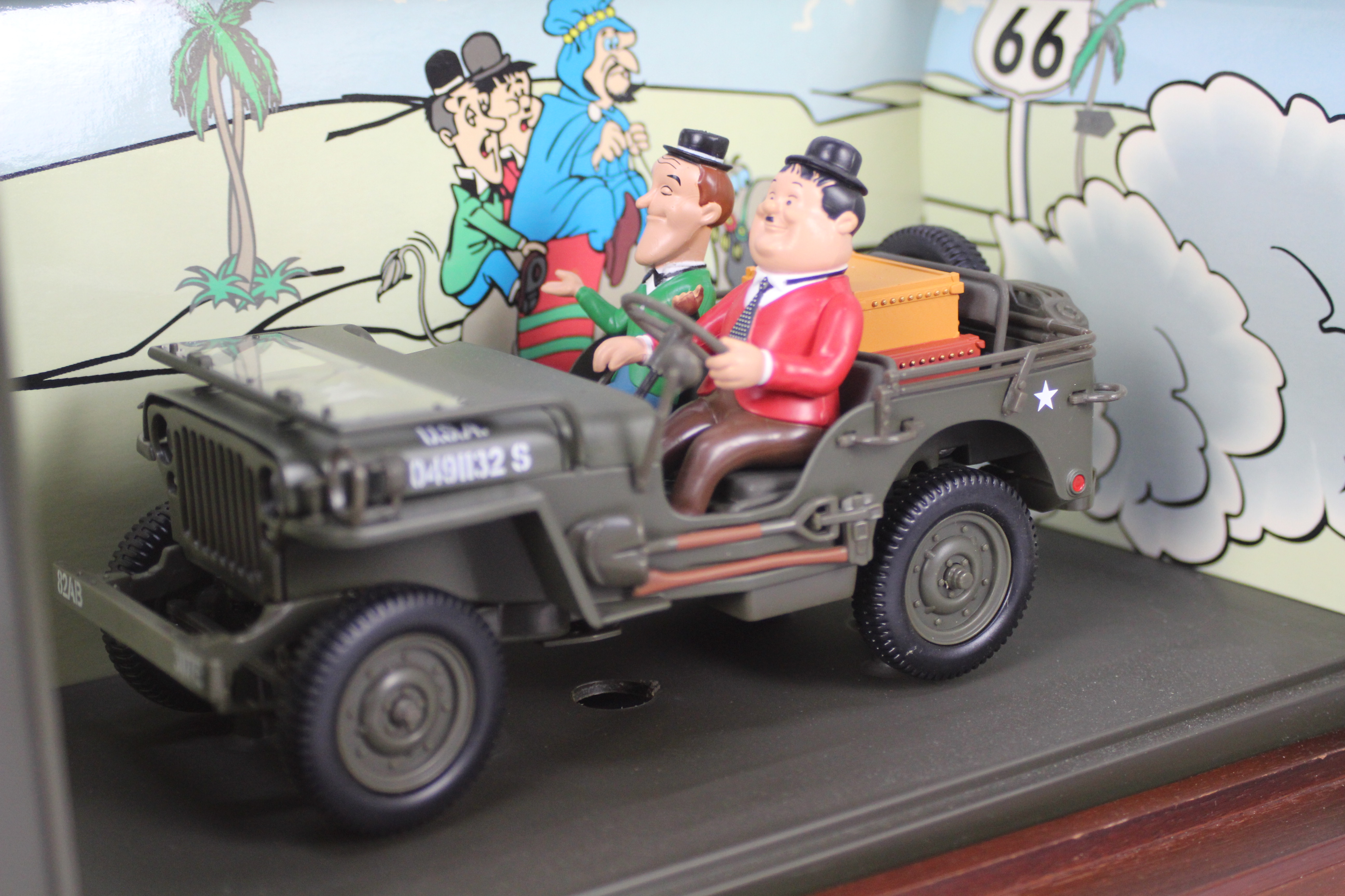 Gate - A 1:18 scale Gate 'Laurel & Hardy Jeep' in display case. - Image 3 of 3