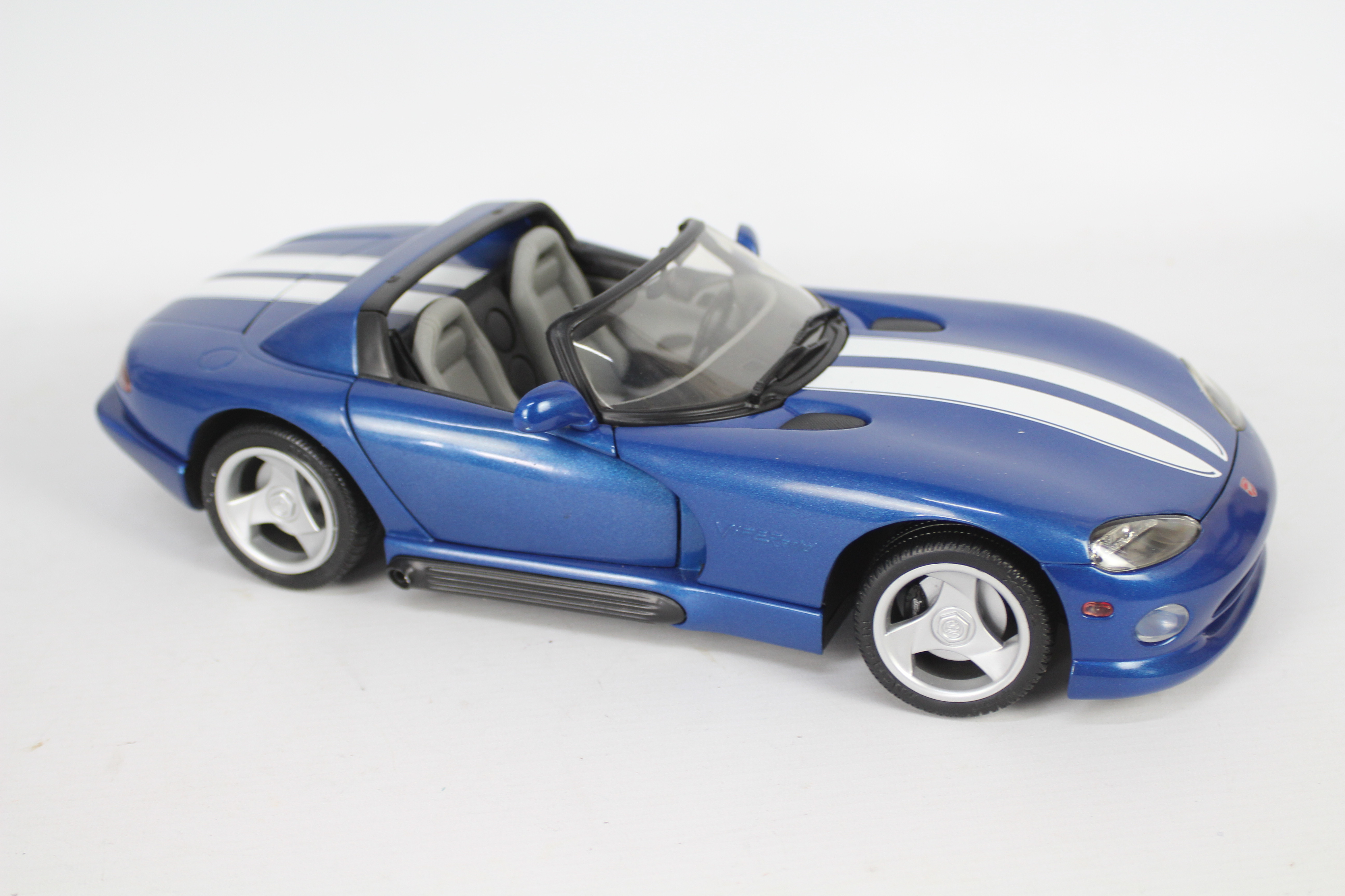 Anson - A boxed Limited Edition 1:12 scale Dodge Viper RT/10 by Anson. - Image 3 of 5