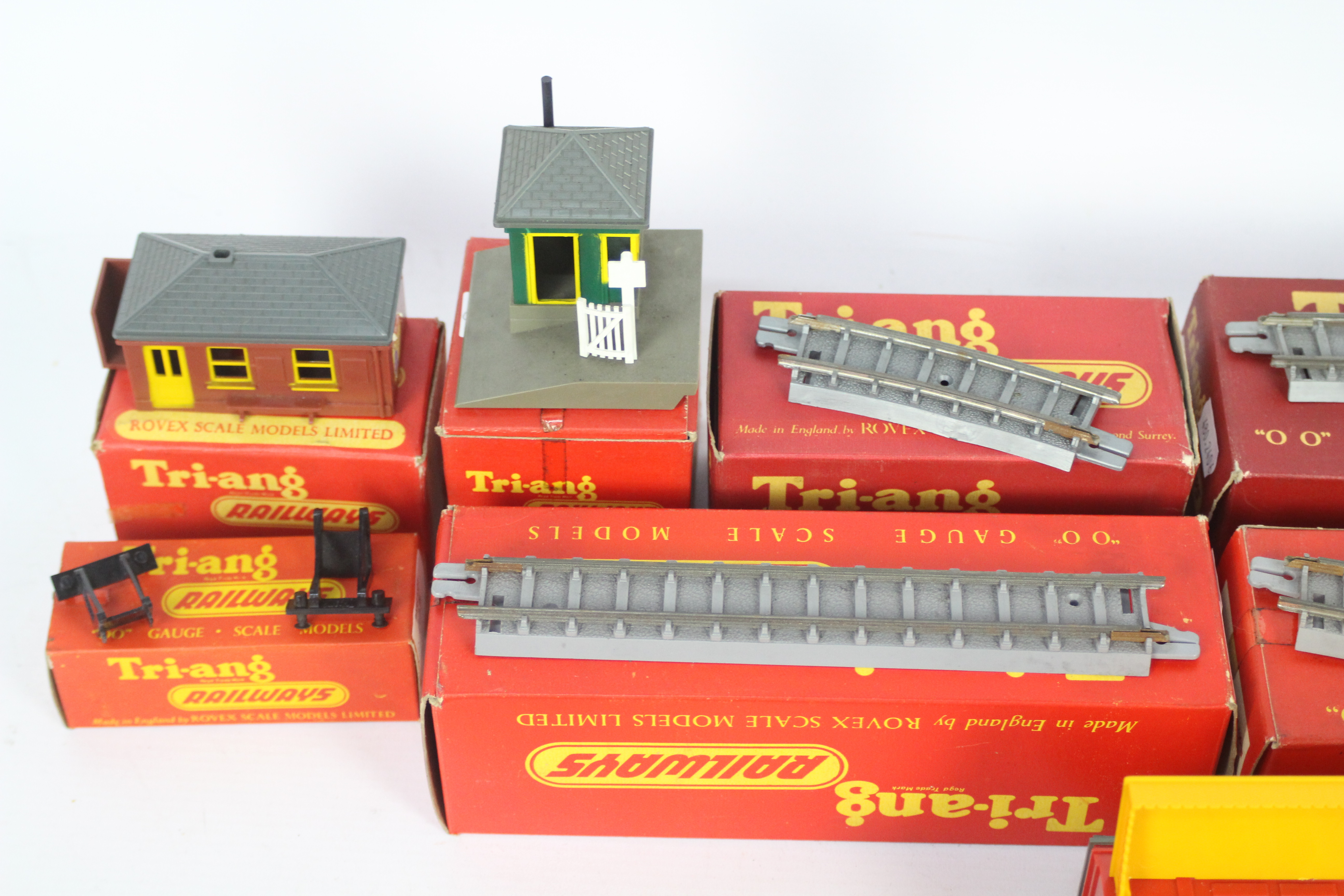 Tri-ang - 11 x boxed items of 00 gauge track and accessories including Complete Station Set # R80, - Image 3 of 4
