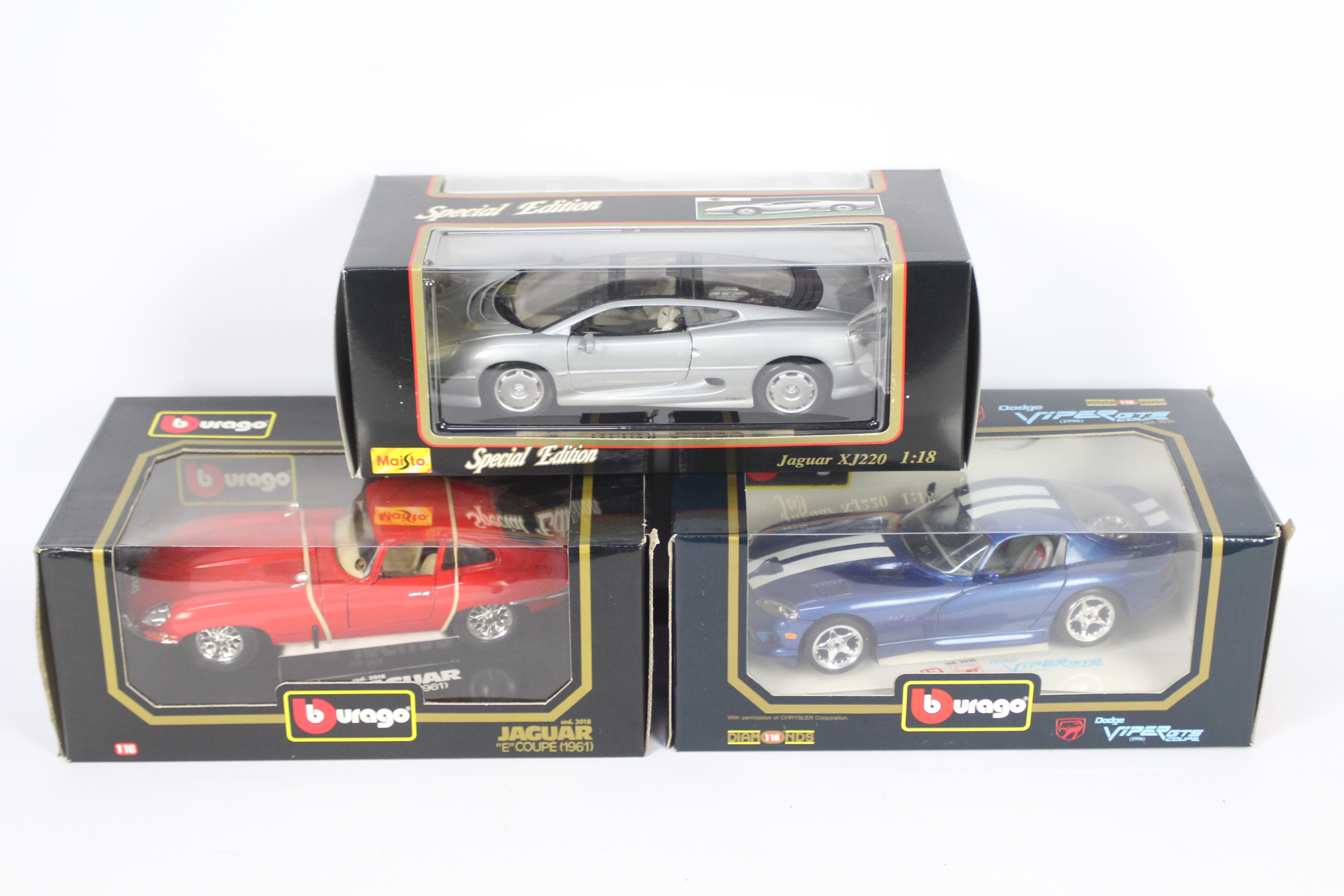 Bbuarago - Masito - 3 x boxed cars in 1:18 scale, Jaguar E Type Coupe # 3018,