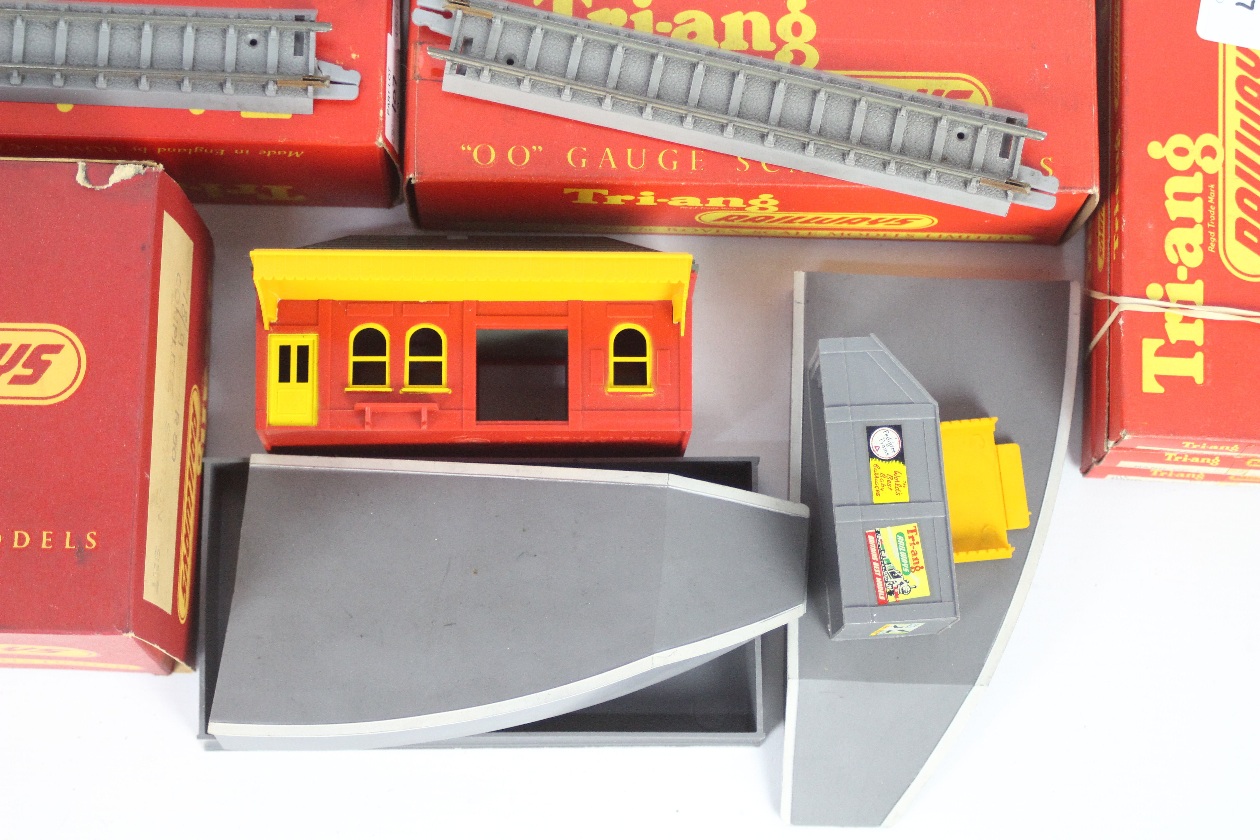 Tri-ang - 11 x boxed items of 00 gauge track and accessories including Complete Station Set # R80, - Image 2 of 4