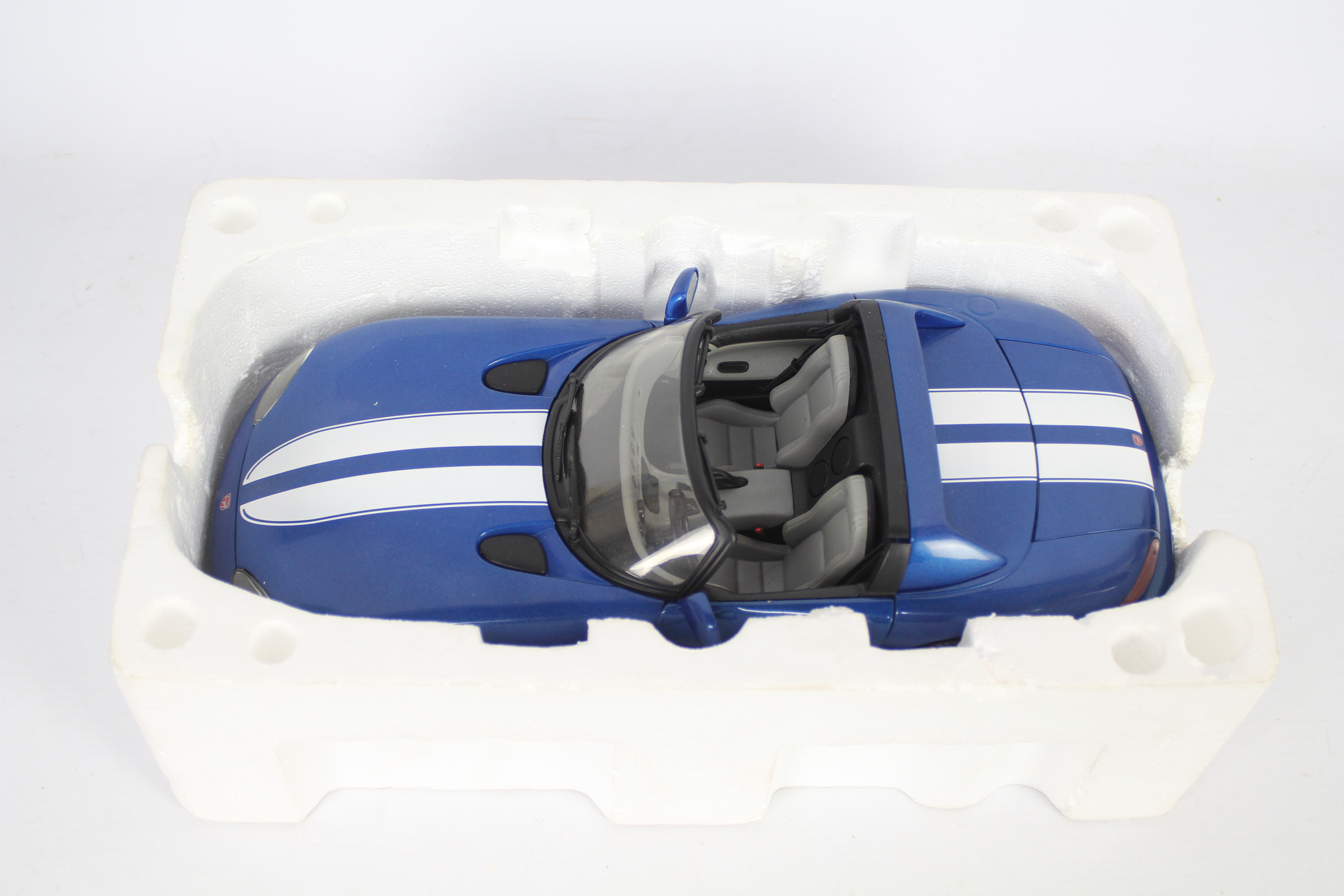 Anson - A boxed Limited Edition 1:12 scale Dodge Viper RT/10 by Anson. - Image 4 of 5
