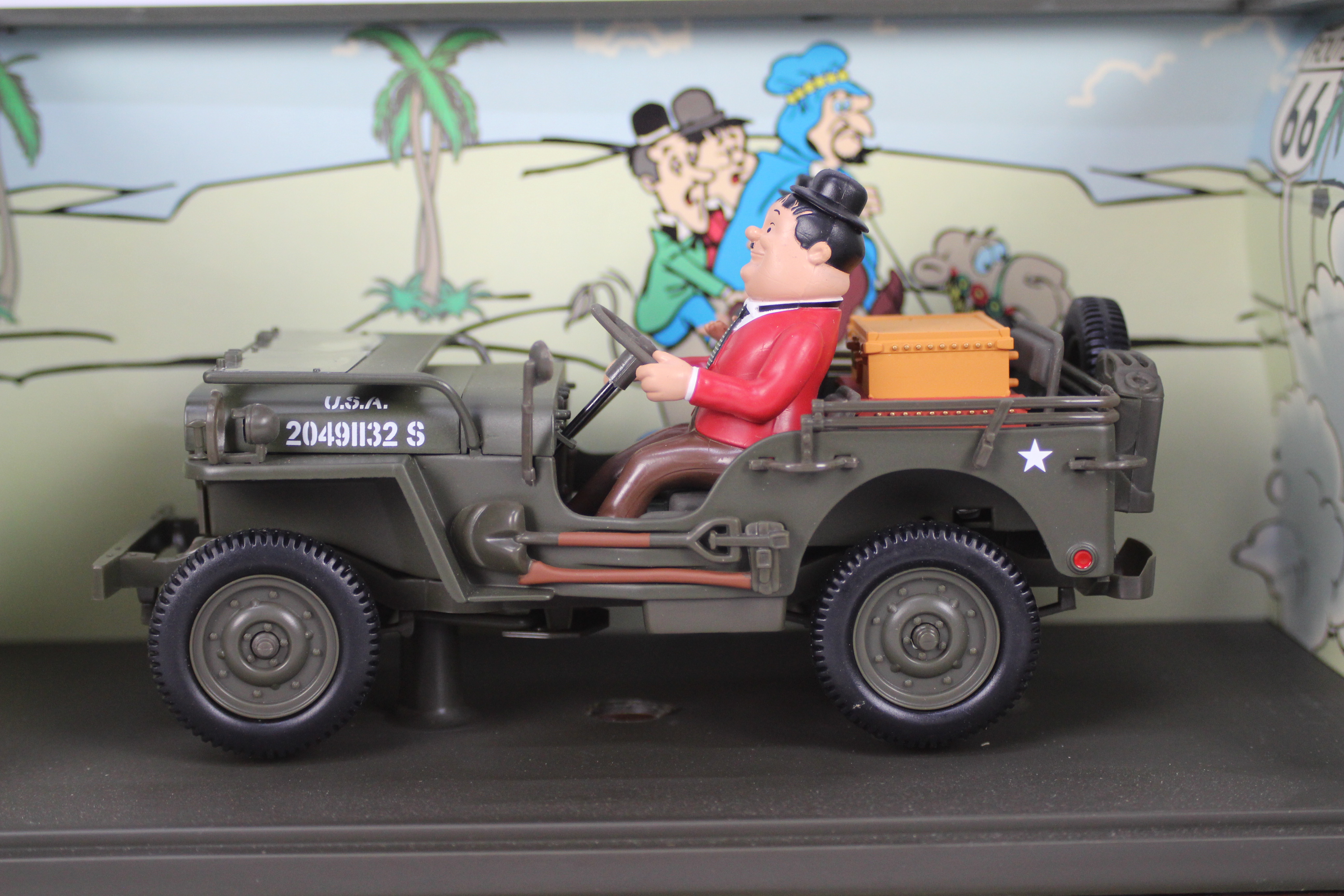 Gate - A 1:18 scale Gate 'Laurel & Hardy Jeep' in display case. - Image 2 of 3