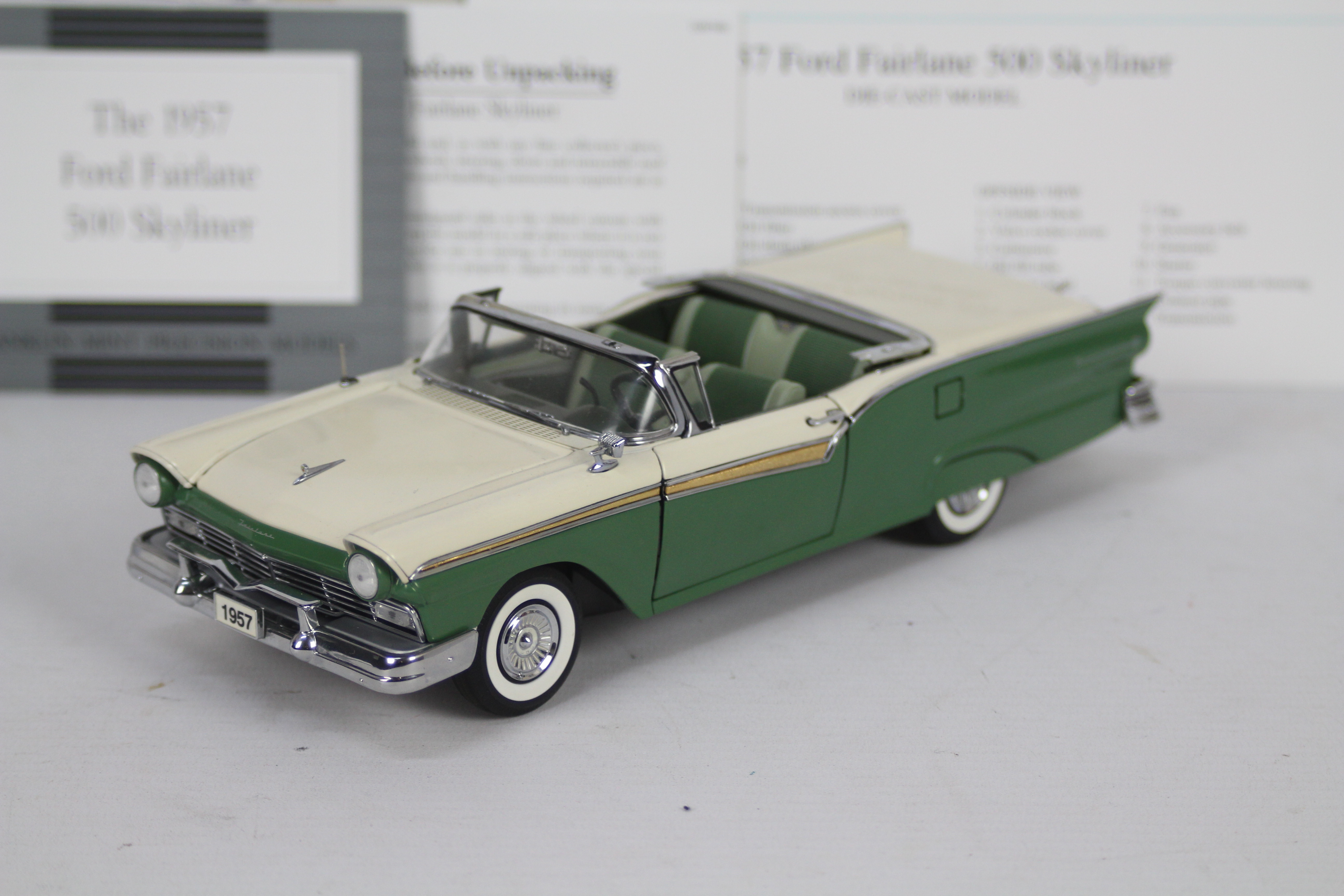 Franklin Mint - A boxed 1:24 scale 1957 Ford Fairlane 500 Skyliner by Franklin Mint. - Image 2 of 5