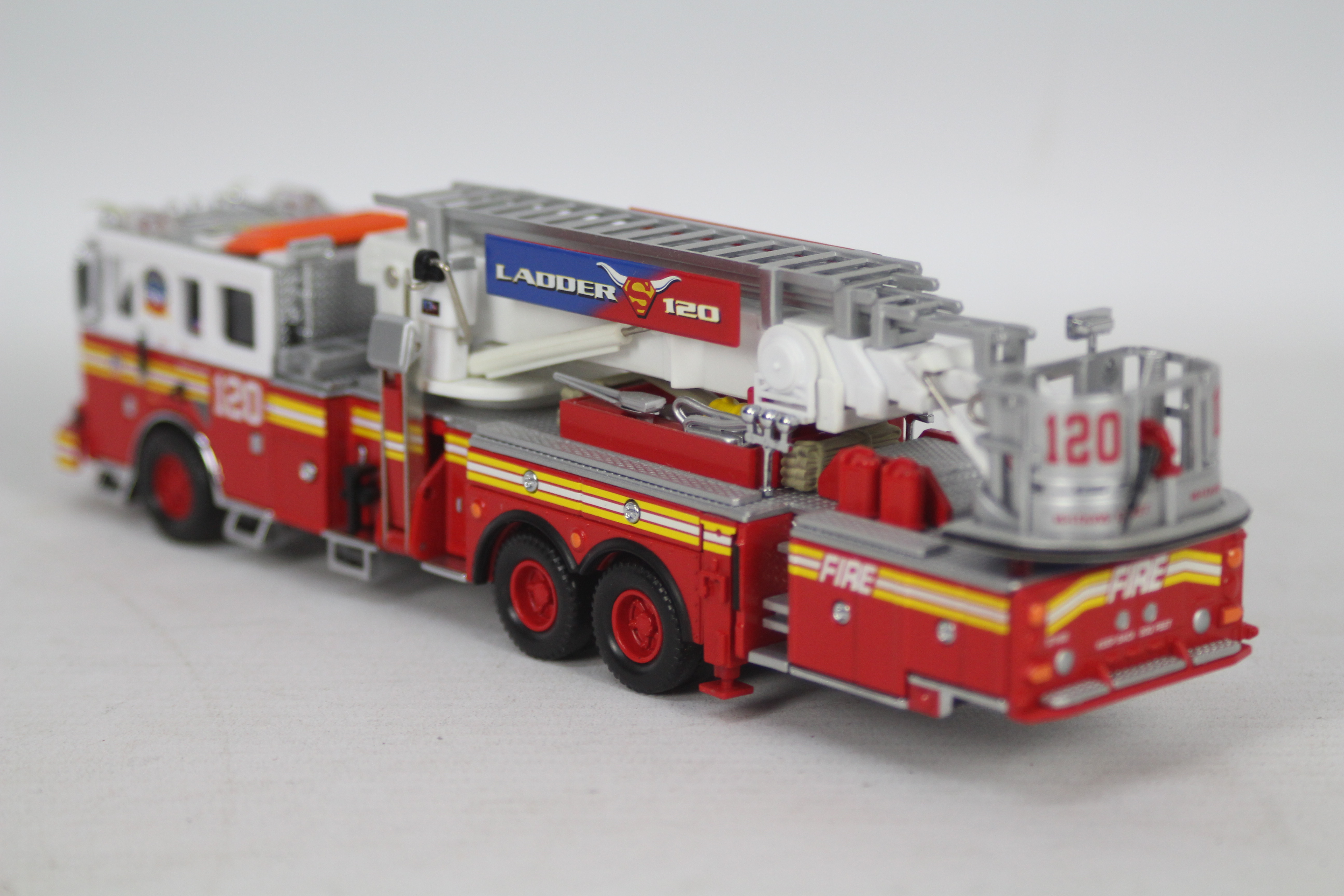 Code 3 Collectibles - An unboxed Seagrave Aerialscope Ladder 120 in FDNY livery in 1:64 scale # - Image 4 of 5