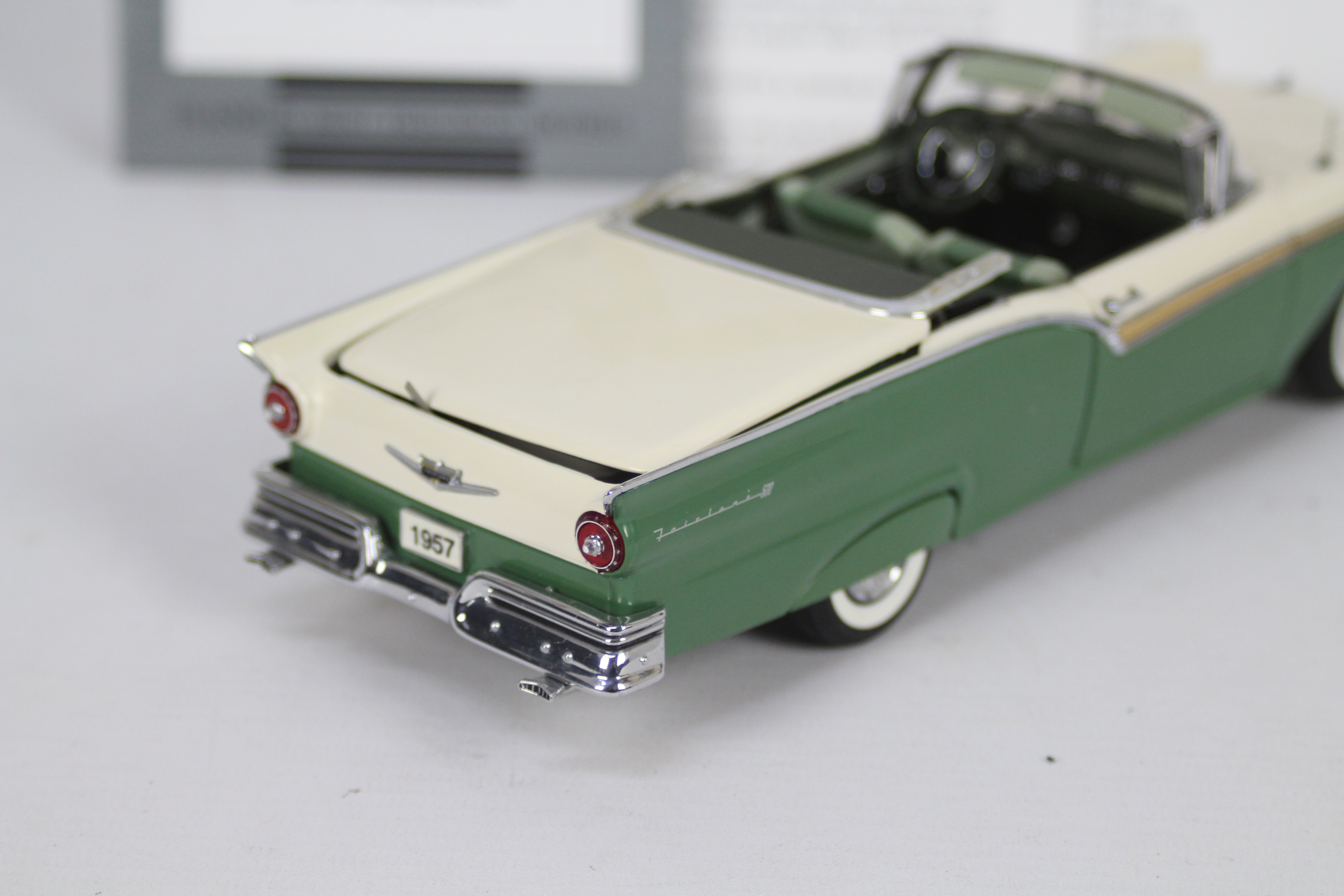 Franklin Mint - A boxed 1:24 scale 1957 Ford Fairlane 500 Skyliner by Franklin Mint. - Image 4 of 5
