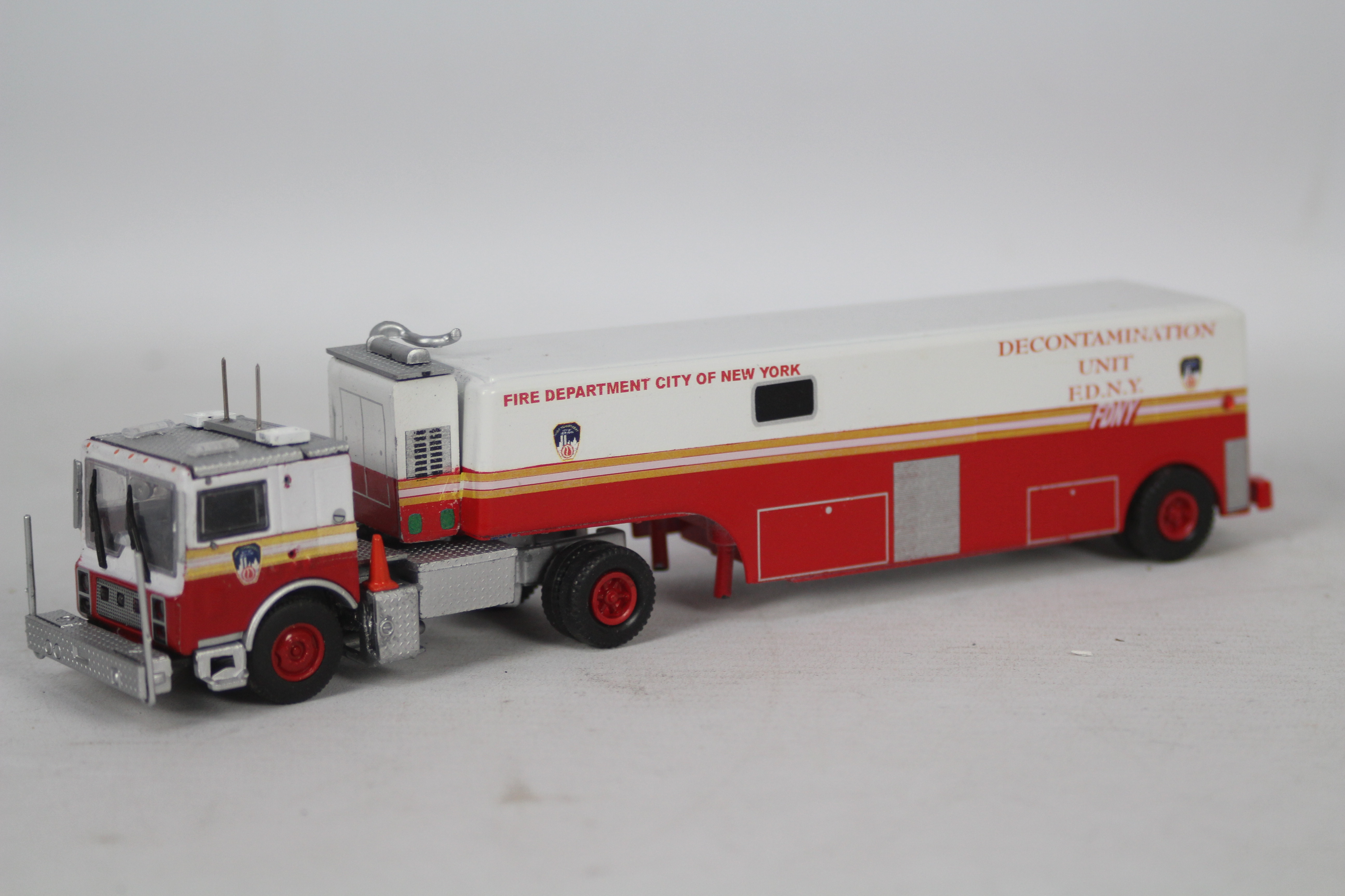 Anmer - Altaya - Winross - 3 x unboxed FDNY vehicles in 1:64 and 1:43 scales, - Image 2 of 5