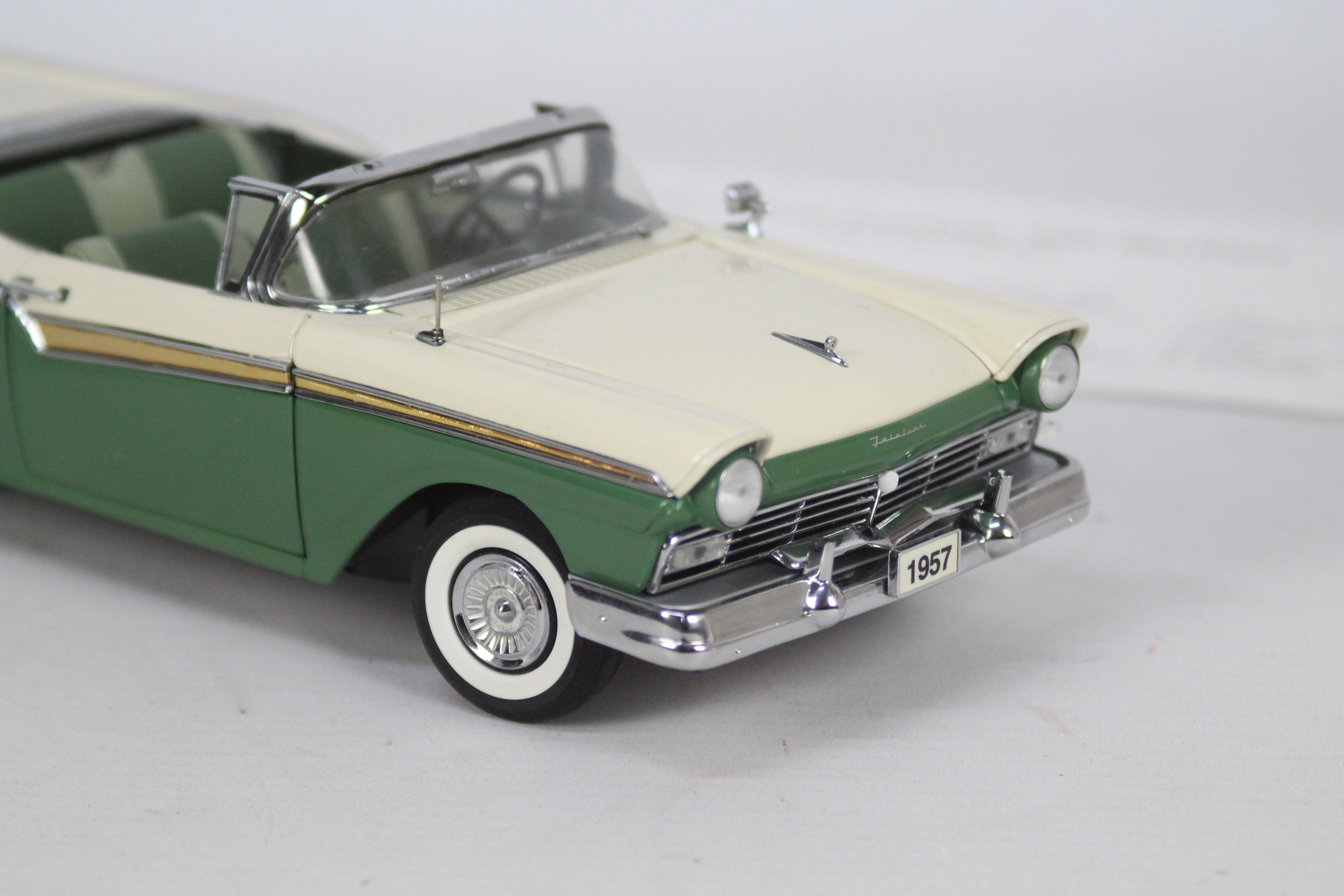Franklin Mint - A boxed 1:24 scale 1957 Ford Fairlane 500 Skyliner by Franklin Mint. - Image 5 of 5