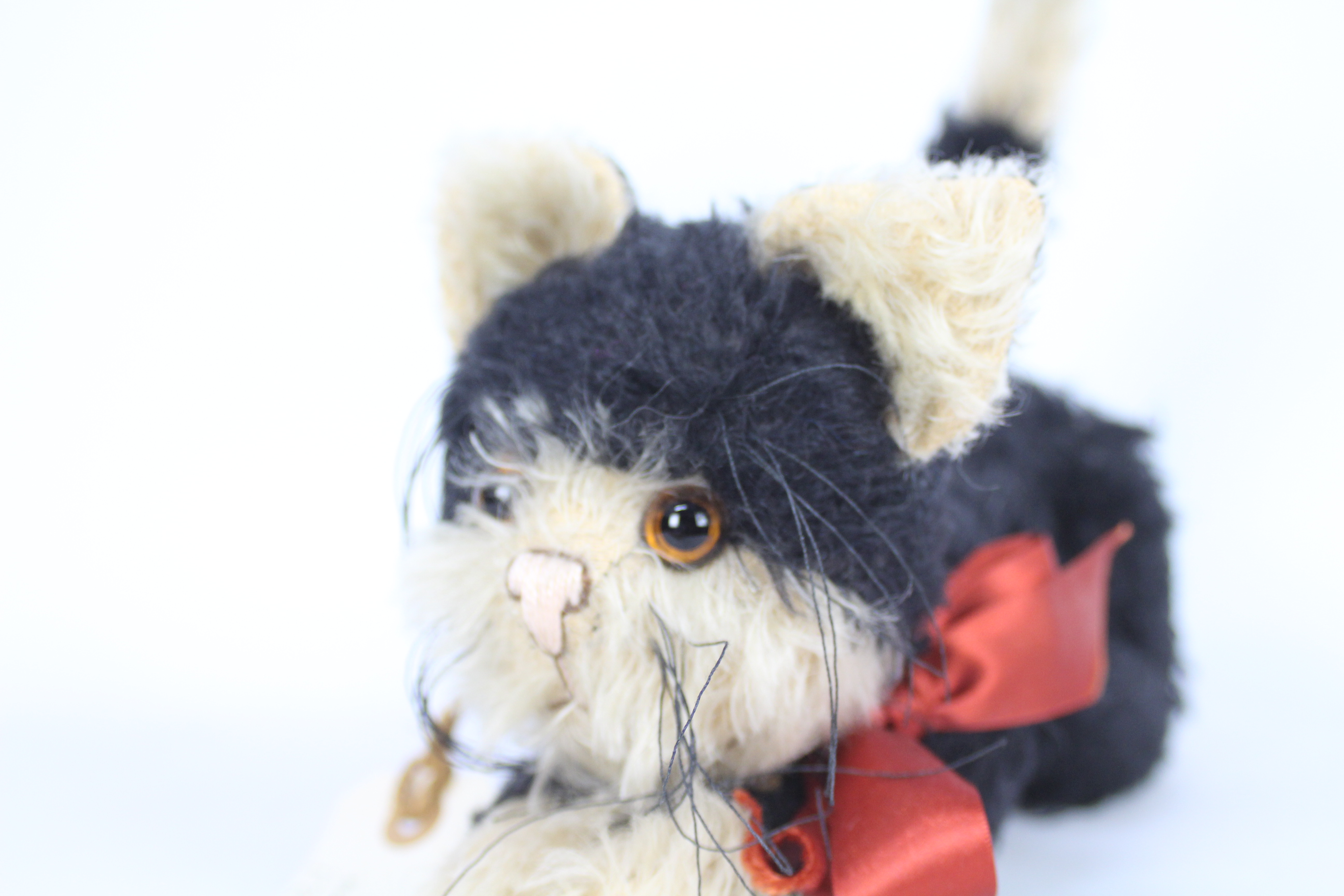 Maureen's Ragamuffins - A fully jointed 100% mohair cat with glass eyes and a stitched nose called - Image 2 of 4