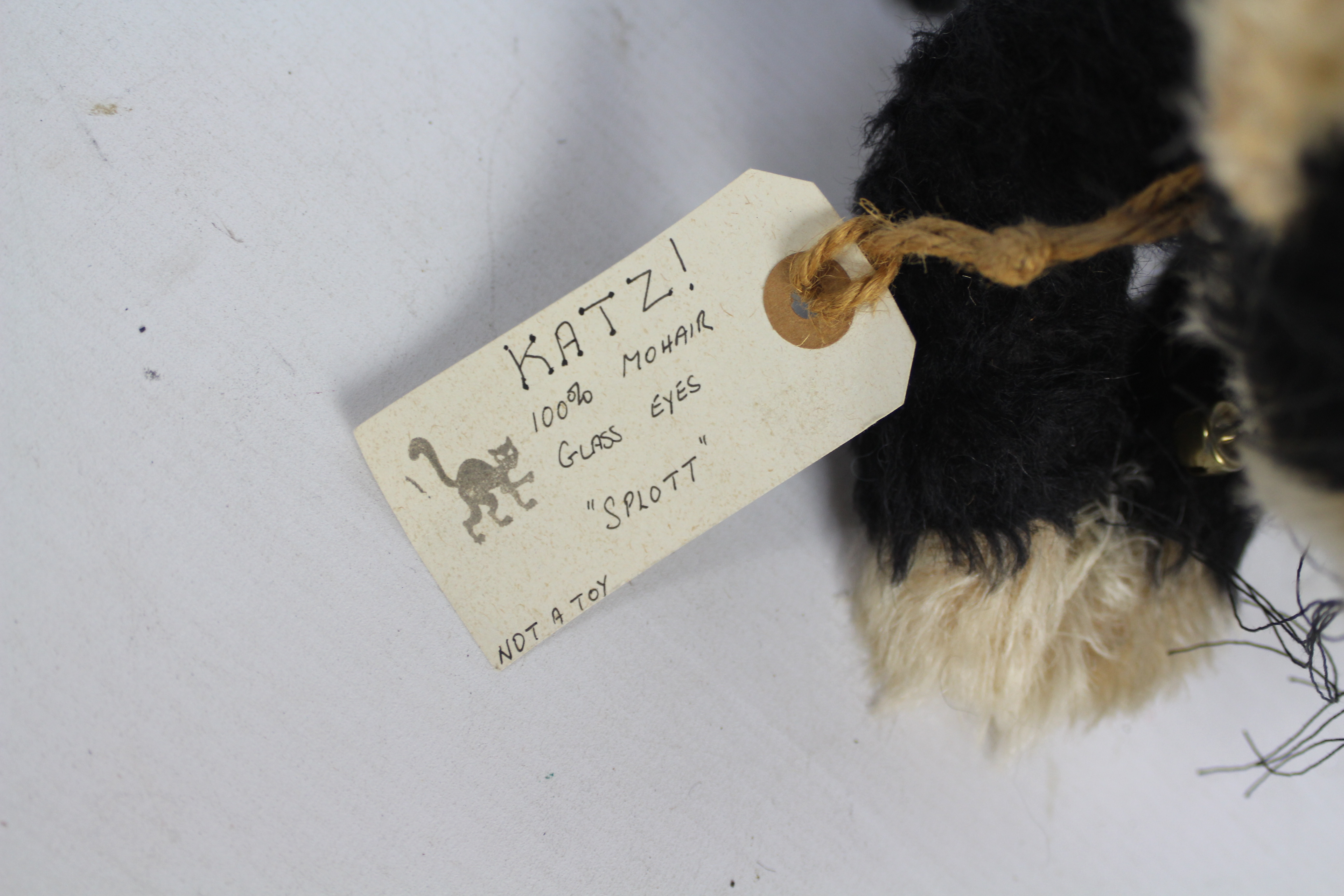 Maureen's Ragamuffins - A fully jointed 100% mohair cat with glass eyes and a stitched nose called - Image 4 of 4