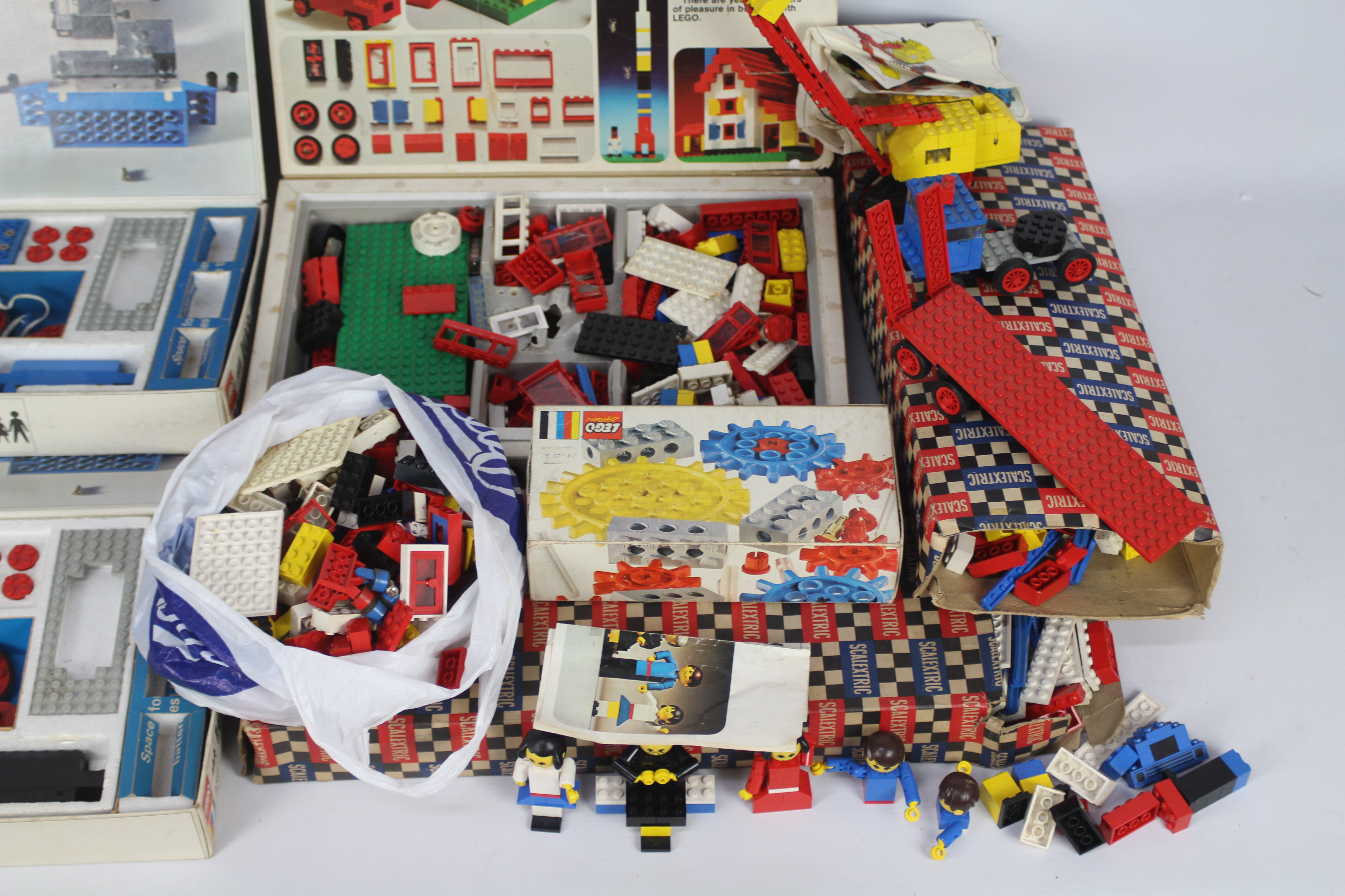 Lego -Four boxed vintage Lego sets and approximately 2. - Image 4 of 5