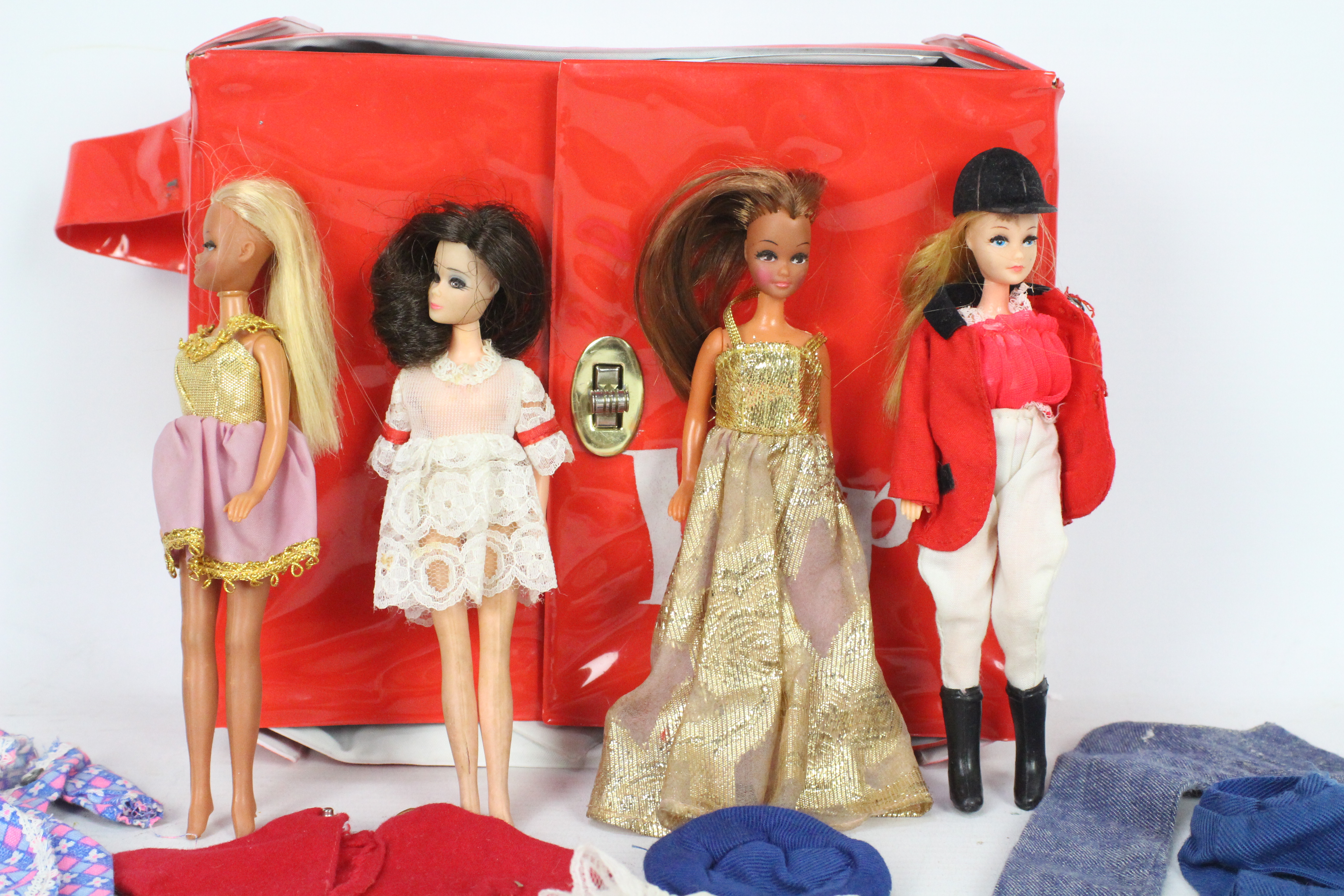 Palitoy - Pippa Doll - 4 x vintage Pippa Dolls in a wardrobe carry case with a selection of clothes. - Image 2 of 10