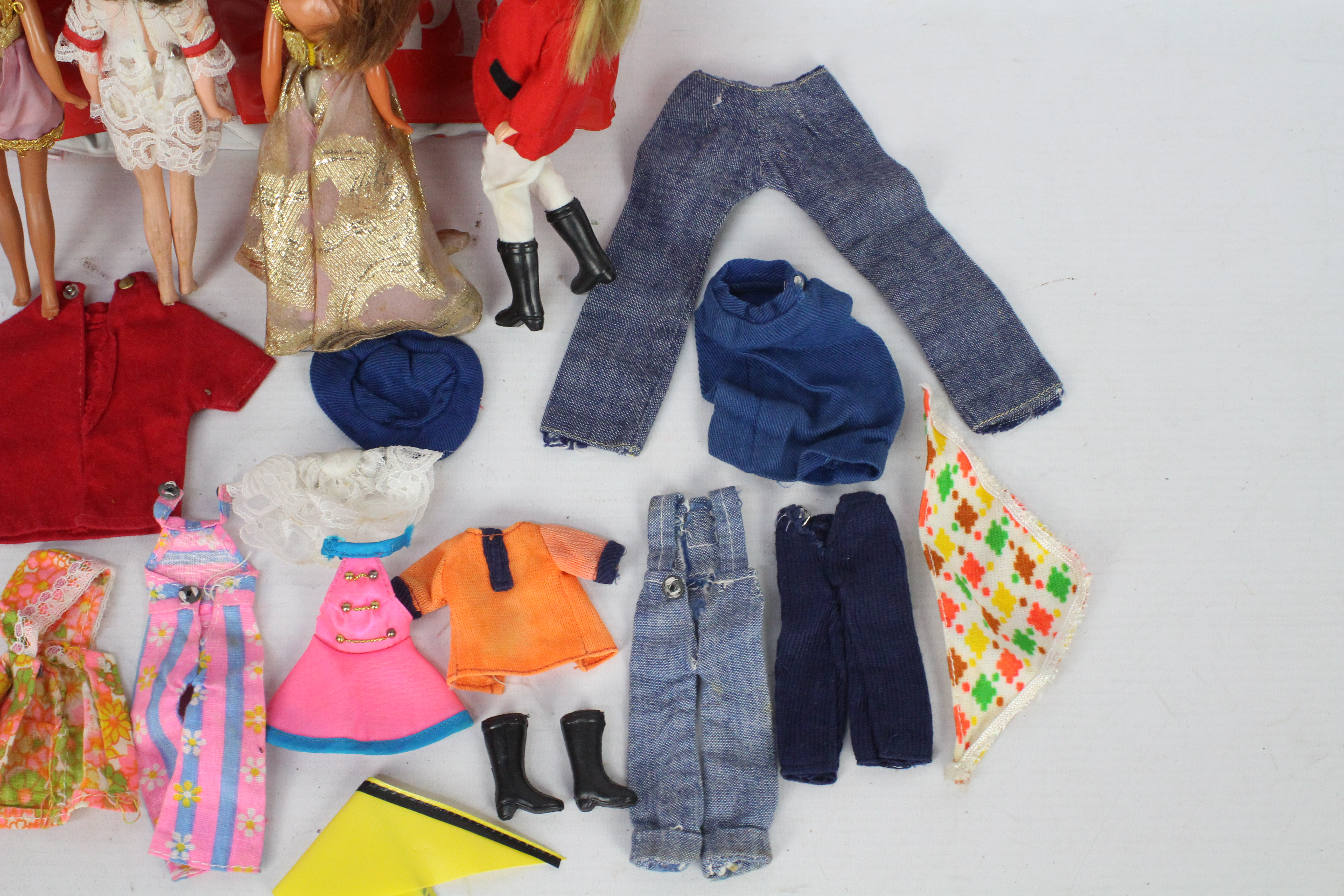 Palitoy - Pippa Doll - 4 x vintage Pippa Dolls in a wardrobe carry case with a selection of clothes. - Image 8 of 10