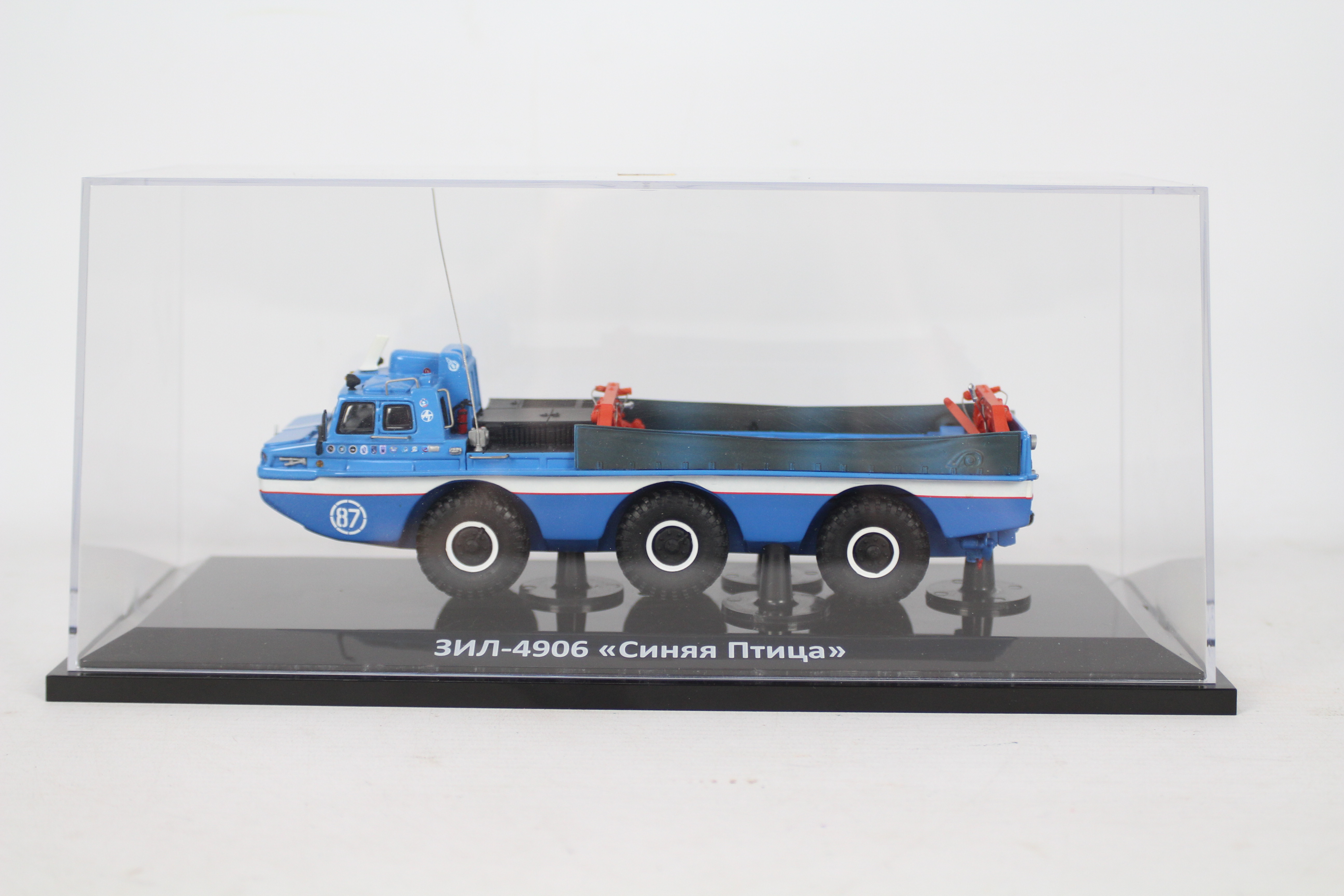 DiP Models - A boxed 1:43 scale DiP Models #249060 Zil 49061 Soyuz Astronaut Rescue Vehicle Blue - Image 2 of 5