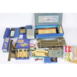 Hornby - Dublo - Dinky - A collection of Dublo items including a boxed D1 Through Station # DA455,
