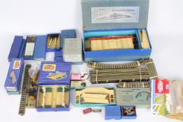 Hornby - Dublo - Dinky - A collection of Dublo items including a boxed D1 Through Station # DA455,