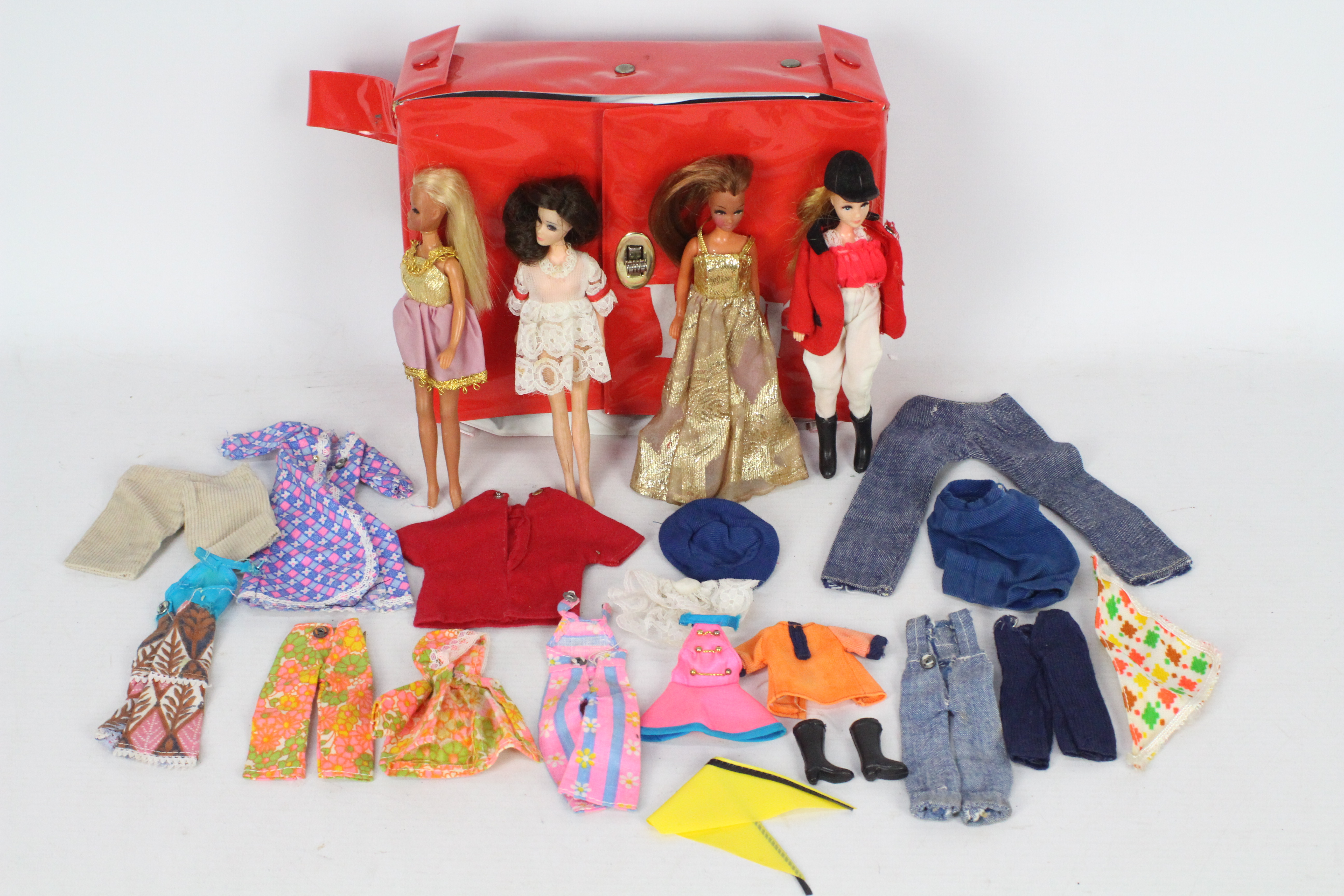 Palitoy - Pippa Doll - 4 x vintage Pippa Dolls in a wardrobe carry case with a selection of clothes.