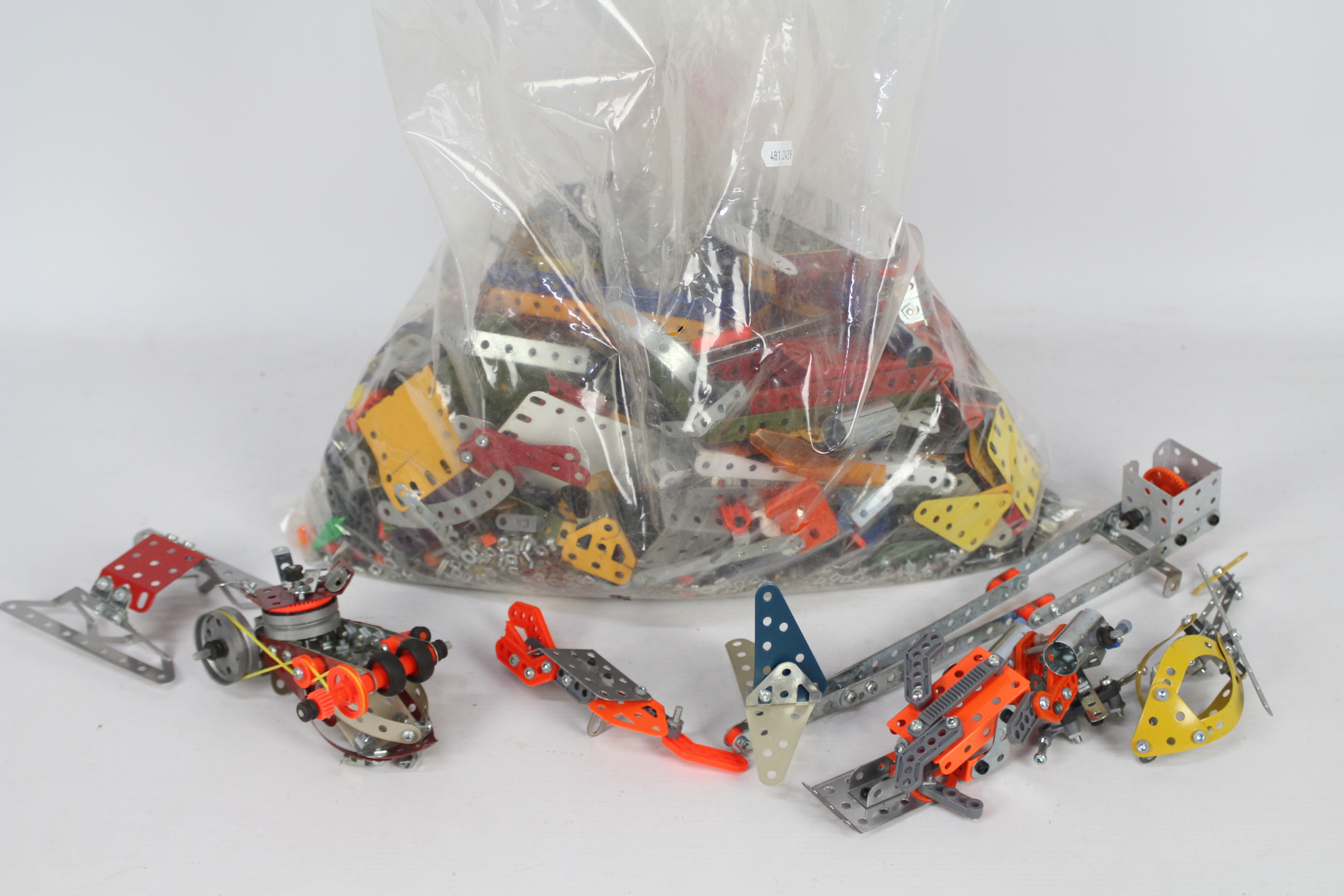 Meccano - A large quantity of mainly modern loose Meccano.