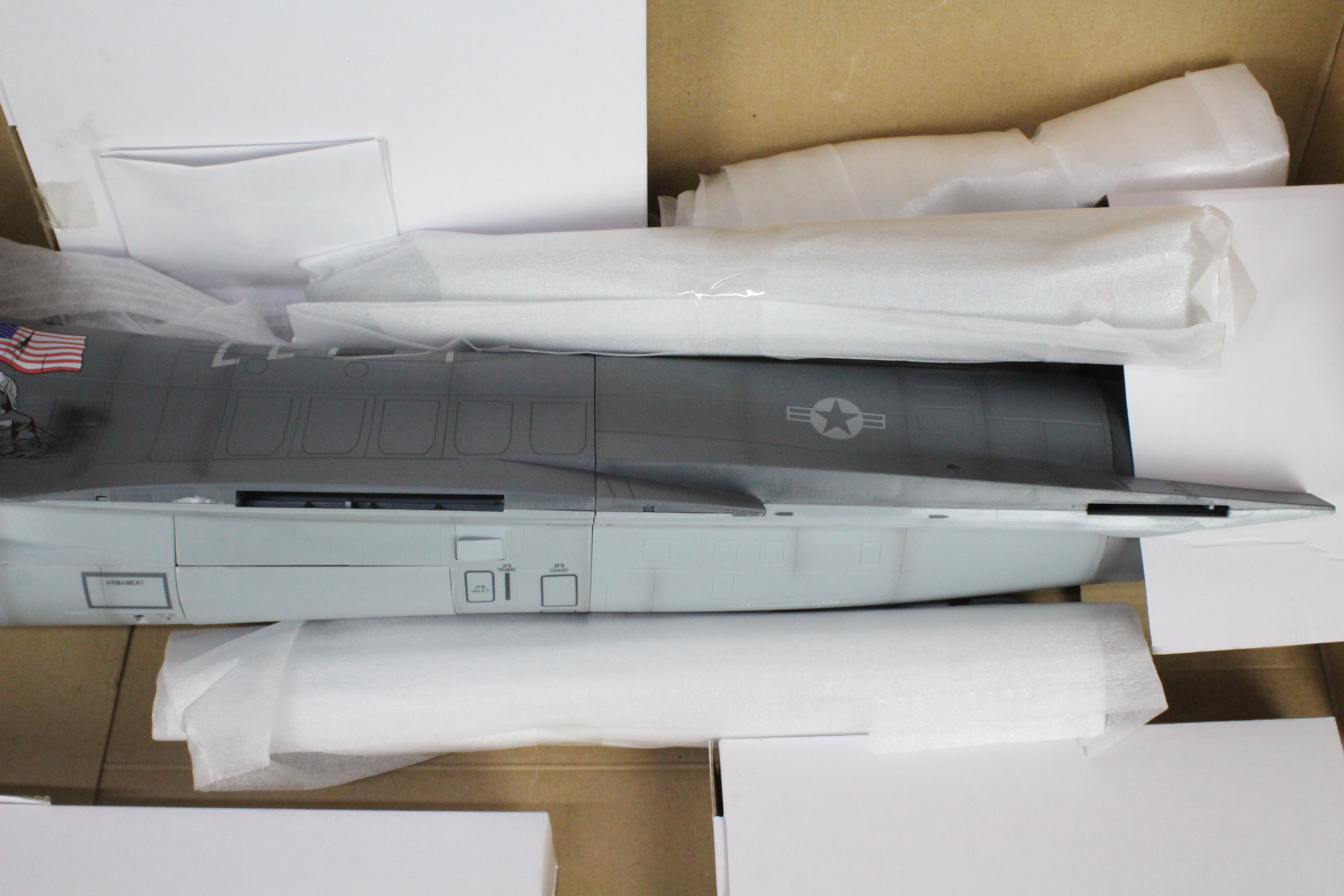 Elite Force - A boxed Limited Edition Elite Force #003770 1:18 scale USAF-16C Fighting Falcon - Image 4 of 6