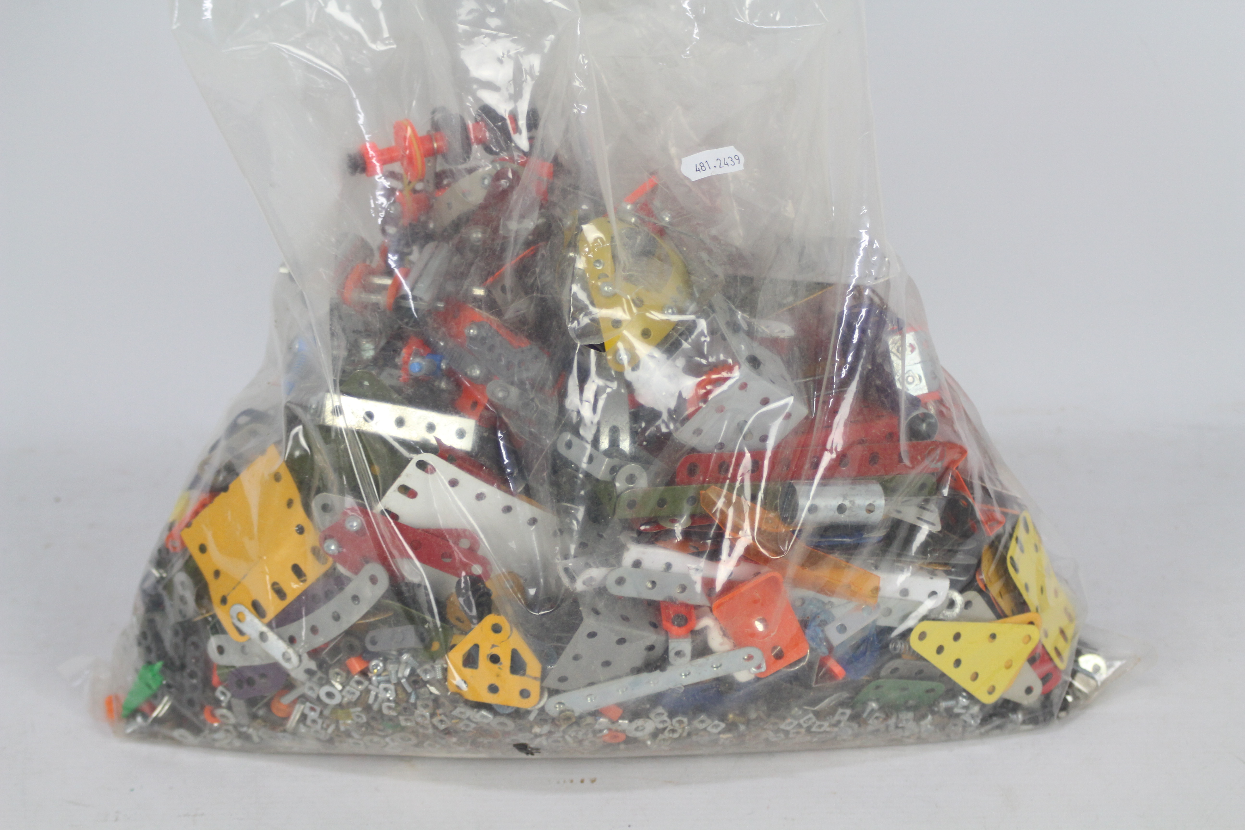 Meccano - A large quantity of mainly modern loose Meccano. - Image 2 of 2