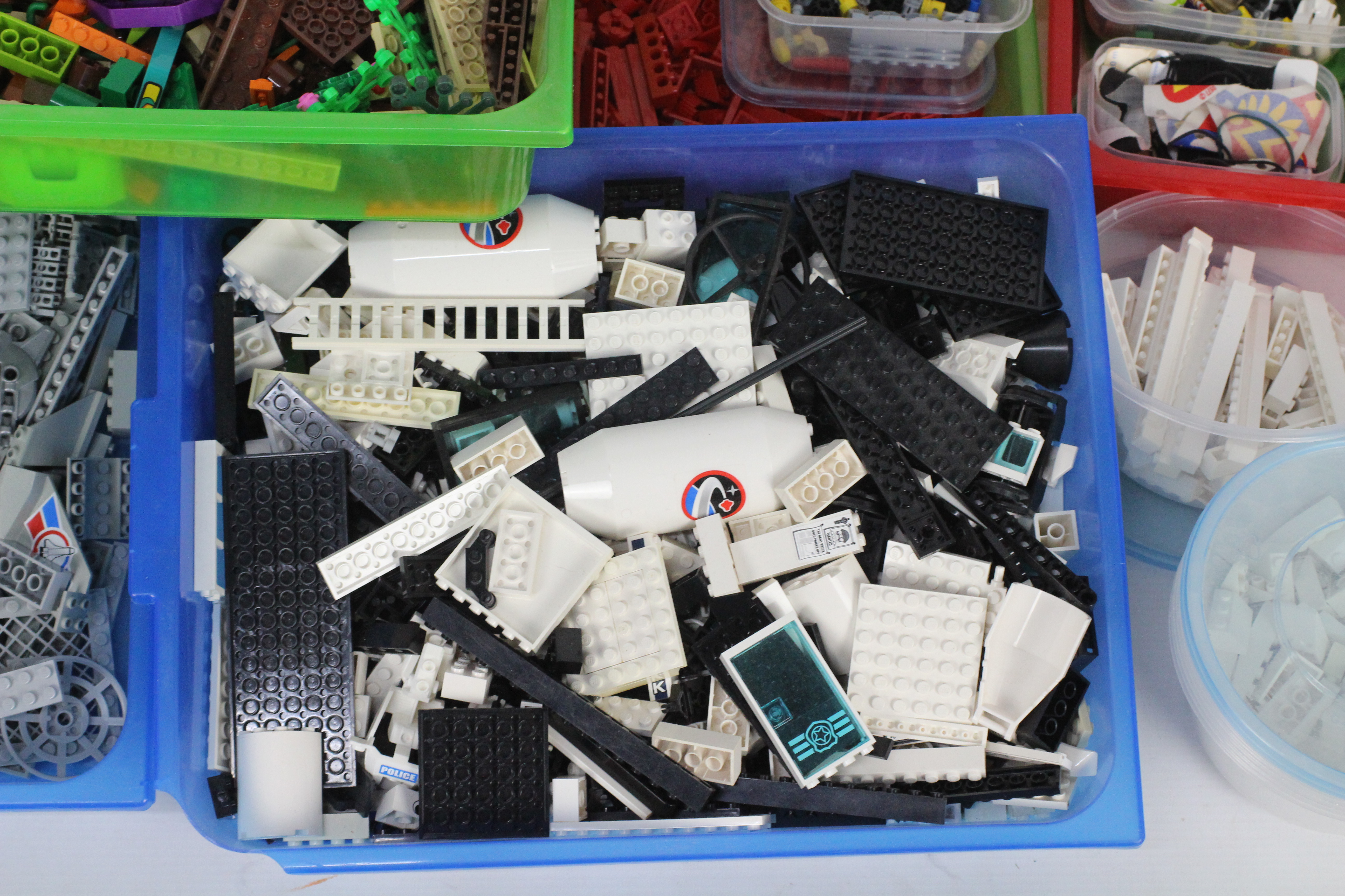 Lego - A quantity of loose Lego pieces including railway track, - Image 2 of 7